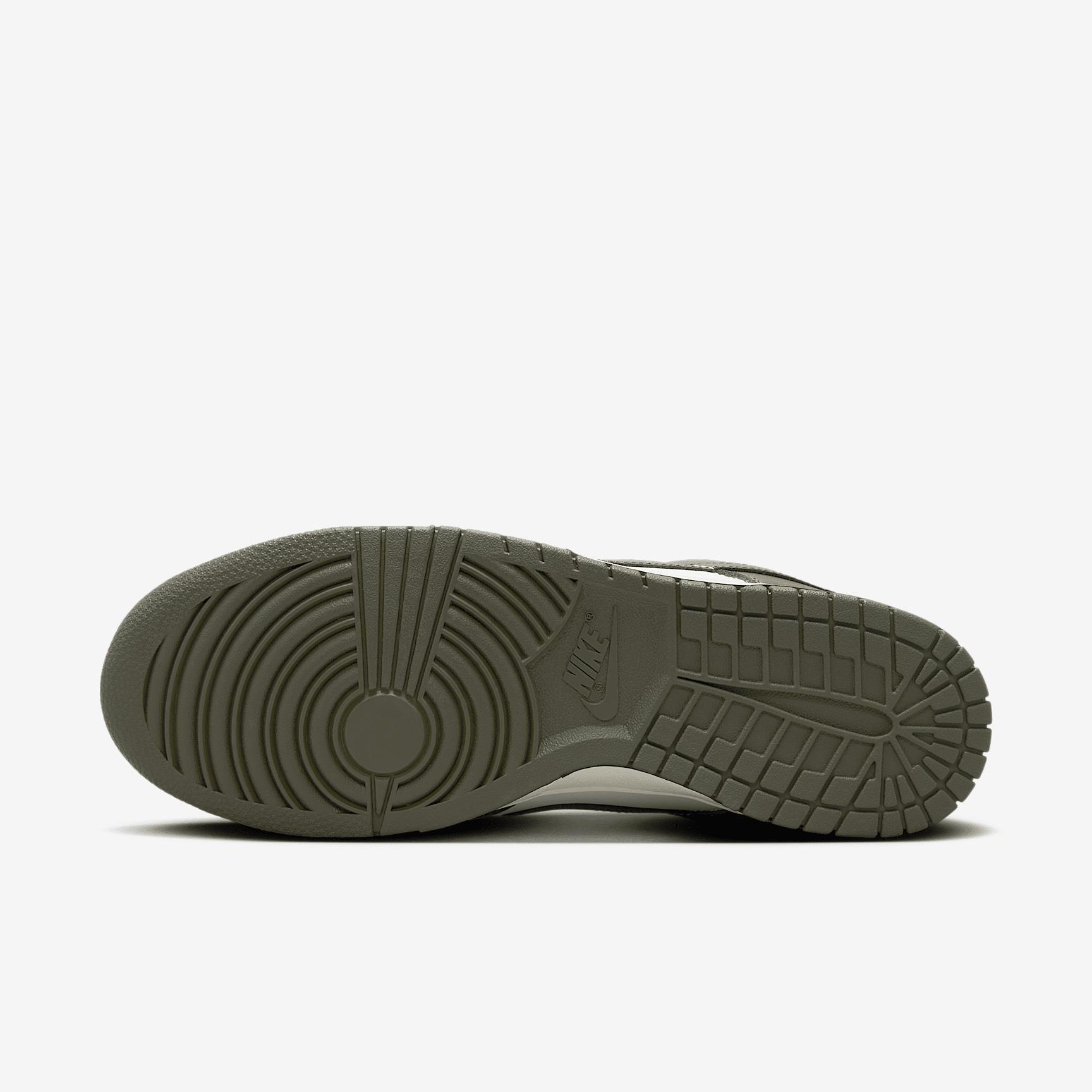 Nike Men's Dunk Low Retro Shoes Product Image