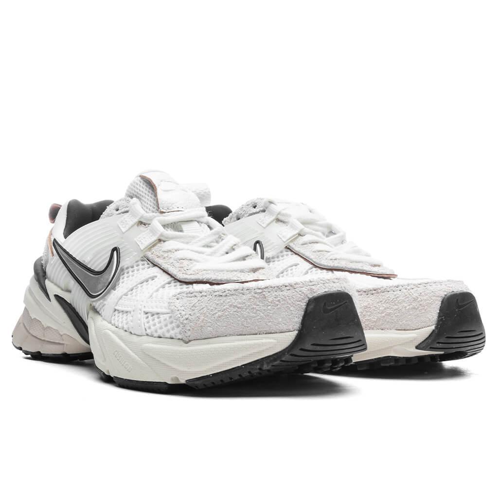Women's V2K Run - Summit White/Chrome/White/Light Orewood Brown Female Product Image