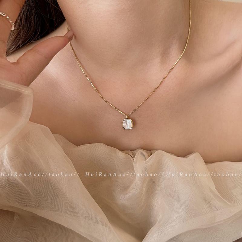 Metallic Necklace Product Image