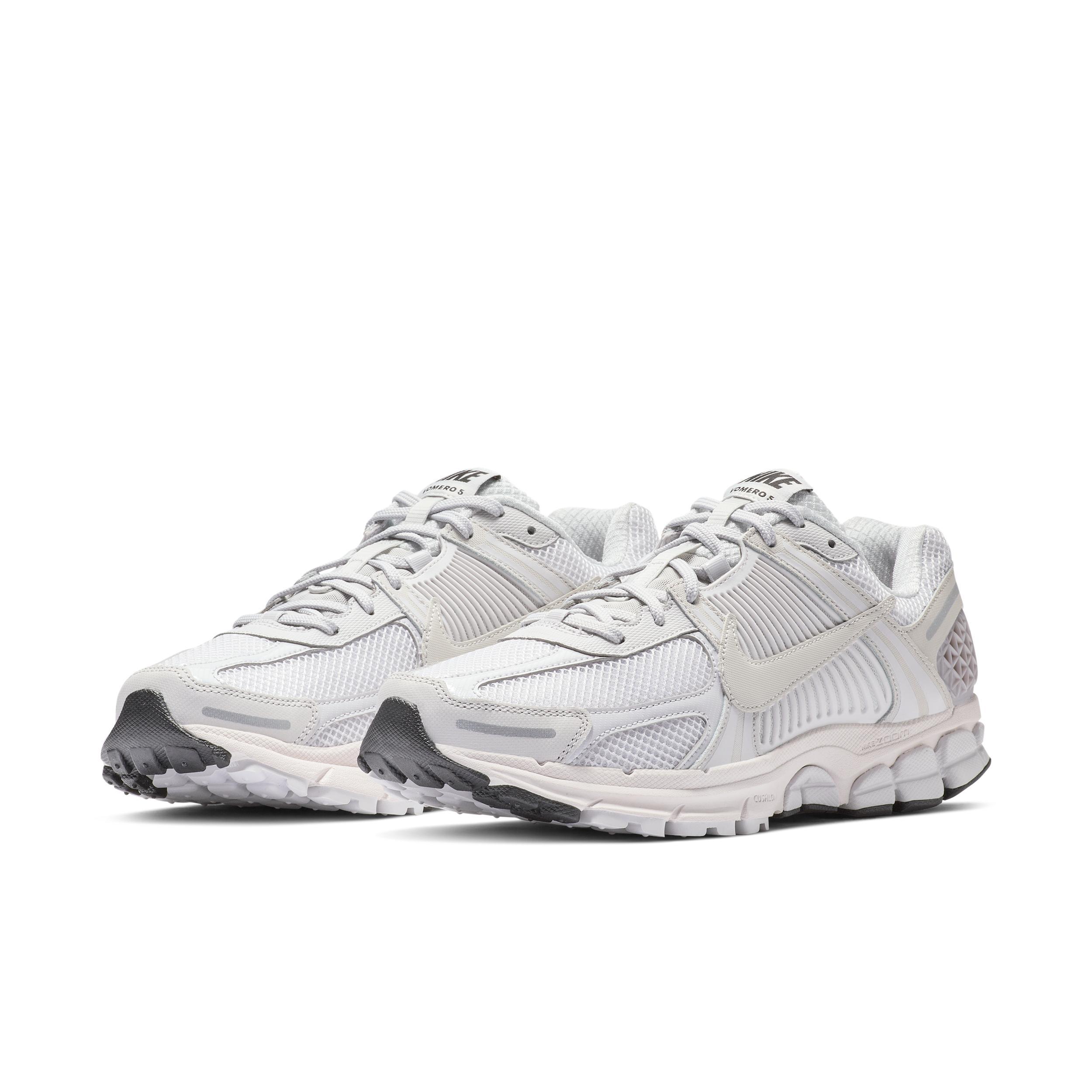 Nike Men's Zoom Vomero 5 Shoes Product Image
