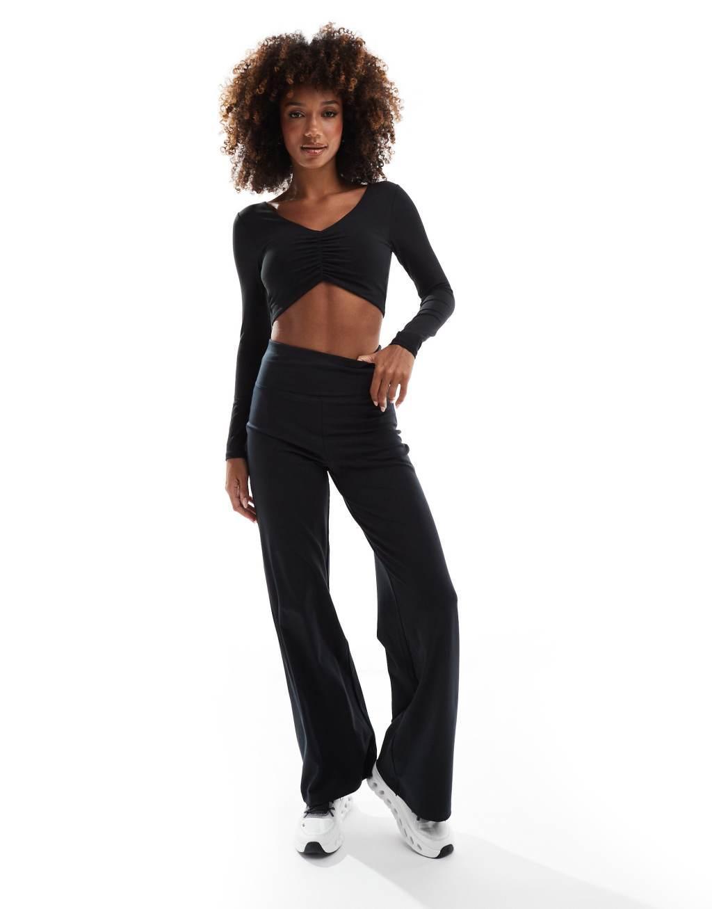4505 ruched front long sleeve active top in black  Product Image