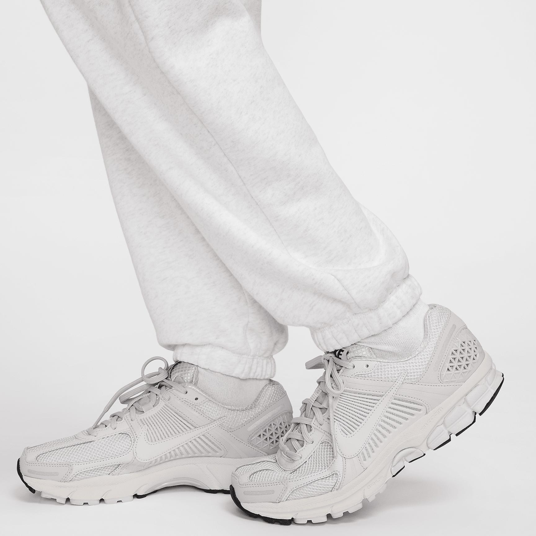 Nike Sportswear Club Fleece Women's Mid-Rise Oversized Cargo Sweatpants Product Image