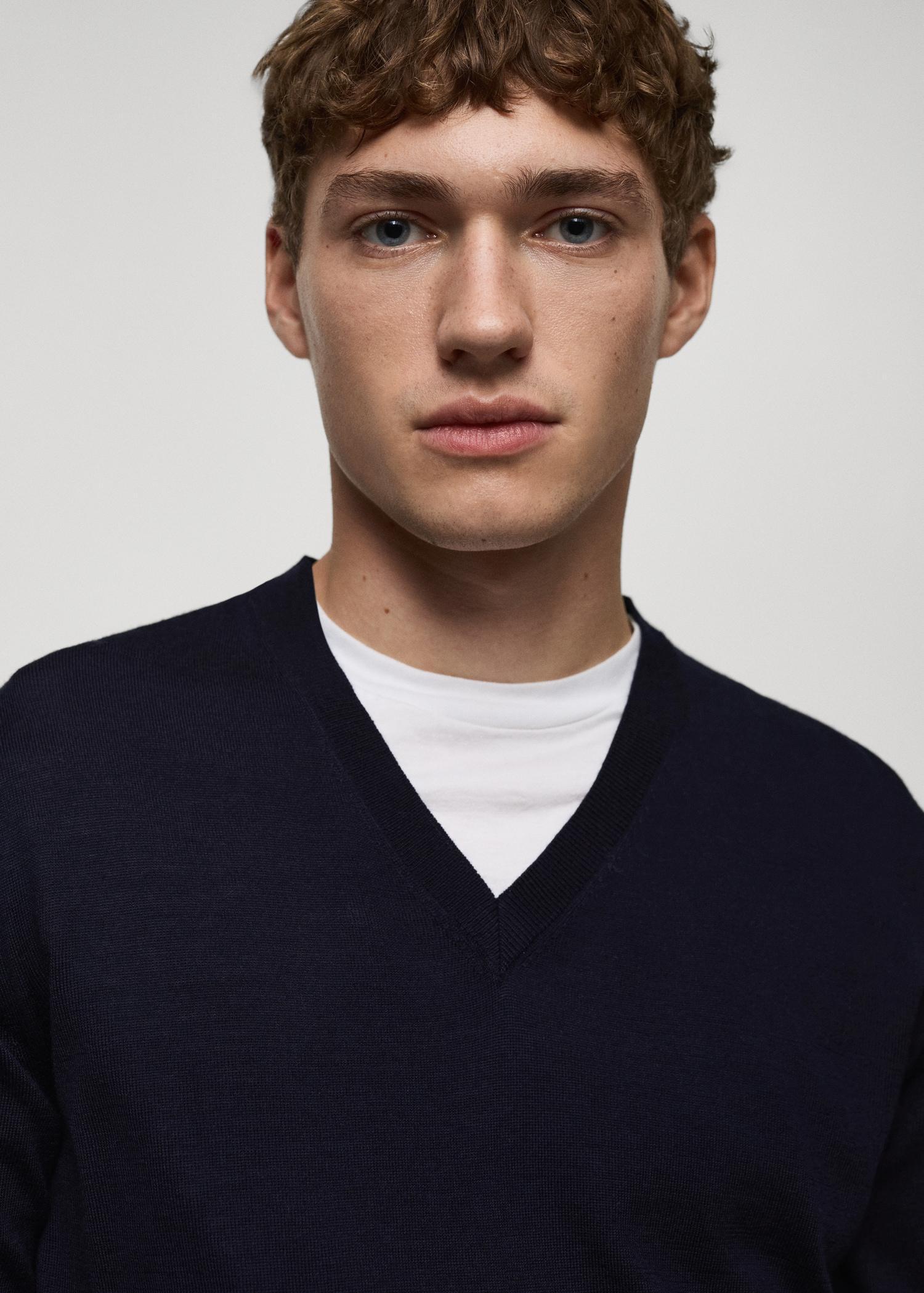 100% merino wool V-neck sweater - Men | MANGO USA Product Image