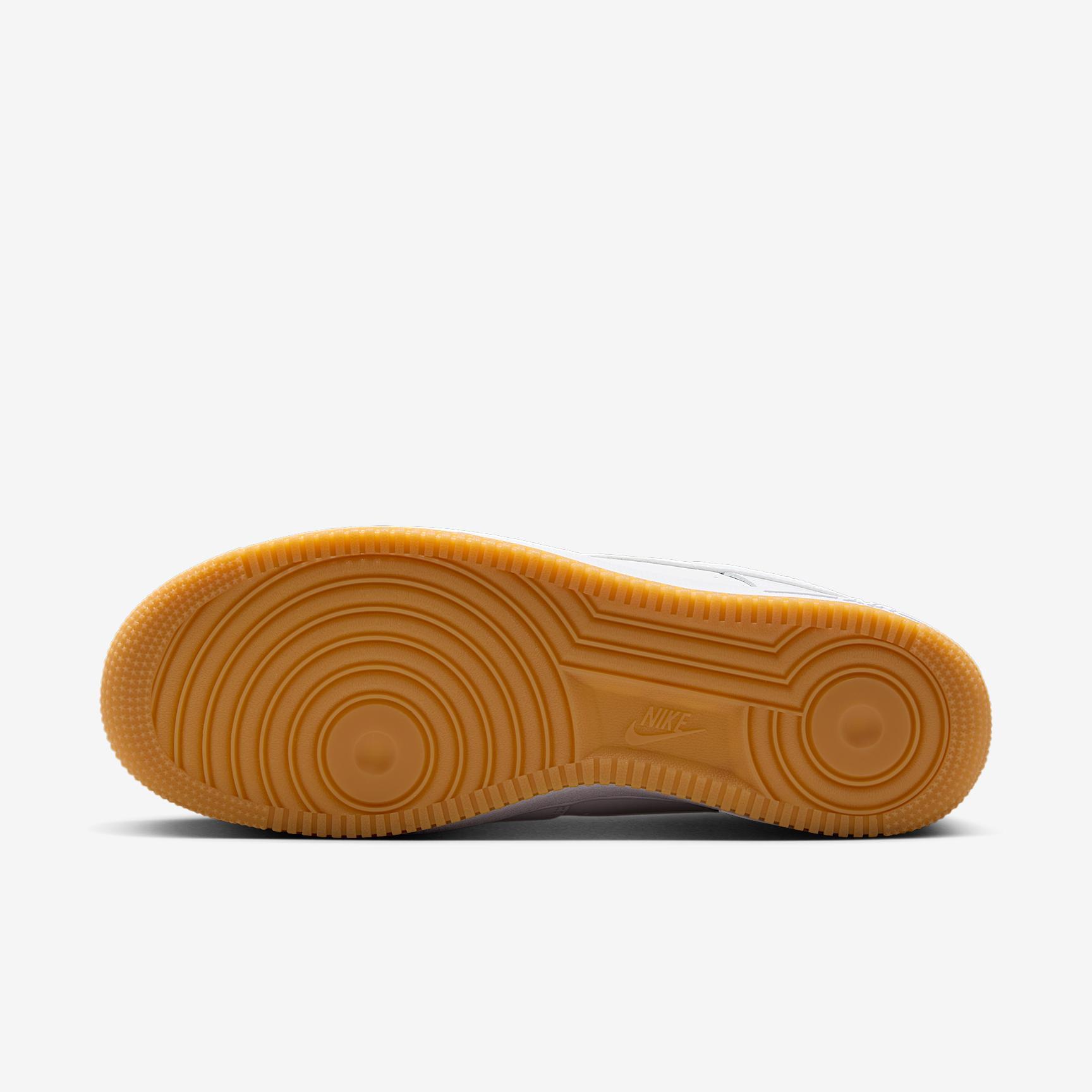 Nike Men's Air Force 1 '07 LV Shoes Product Image