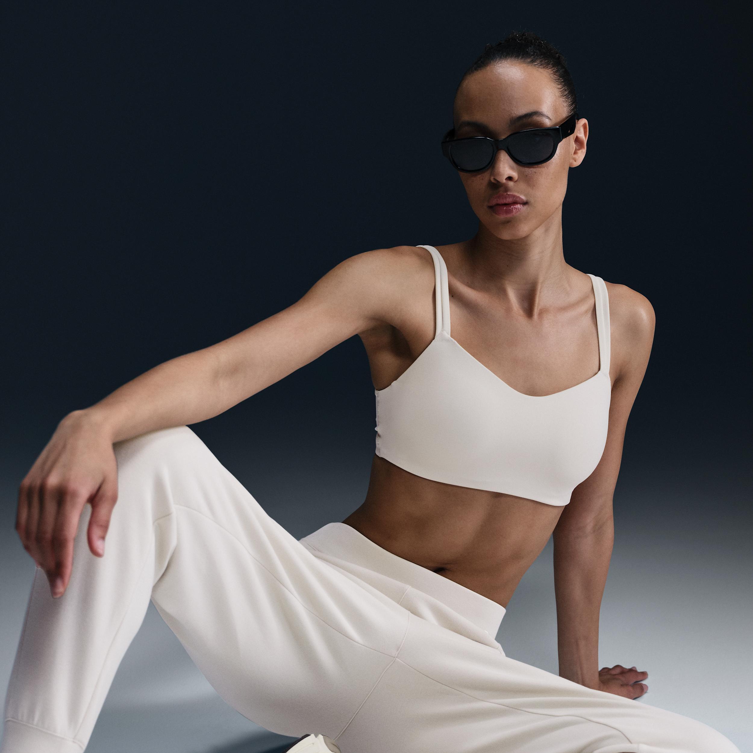 Nike Women's 24.7 ImpossiblySoft Dri-FIT Mid-Rise Jogger Pants Product Image