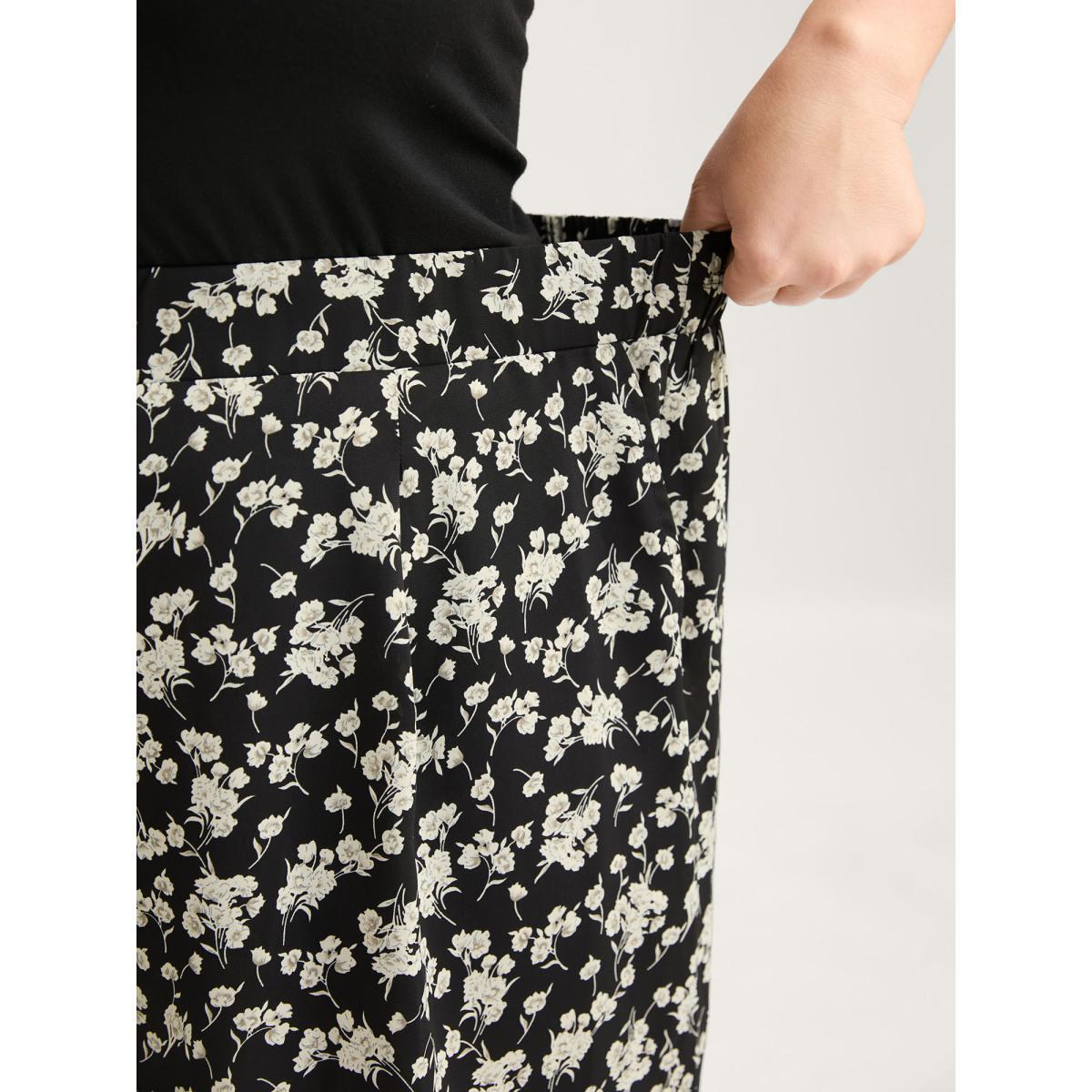 Plus Size Floral Print Wide-Leg Cropped Pants Women BlackFlower Loose Mid Rise Everyday-Elegant Pants BloomChic 12/L Product Image