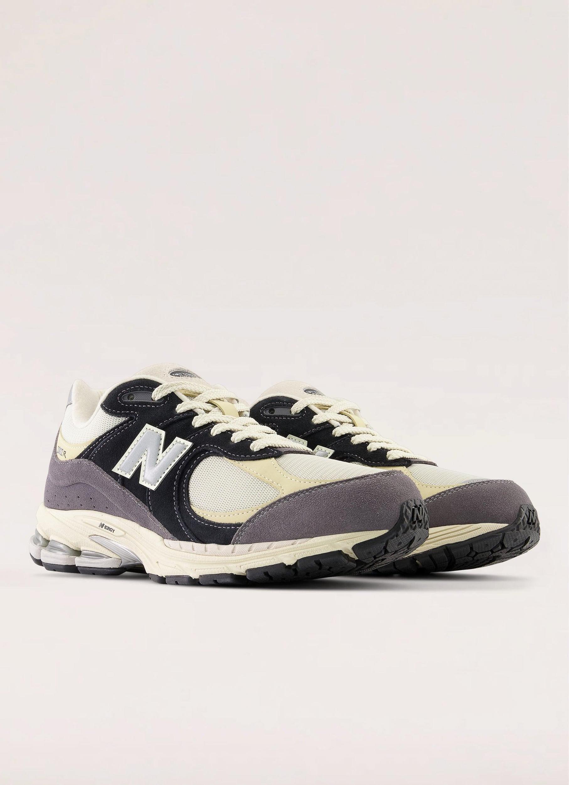 2002 Sneaker - Magnet Product Image
