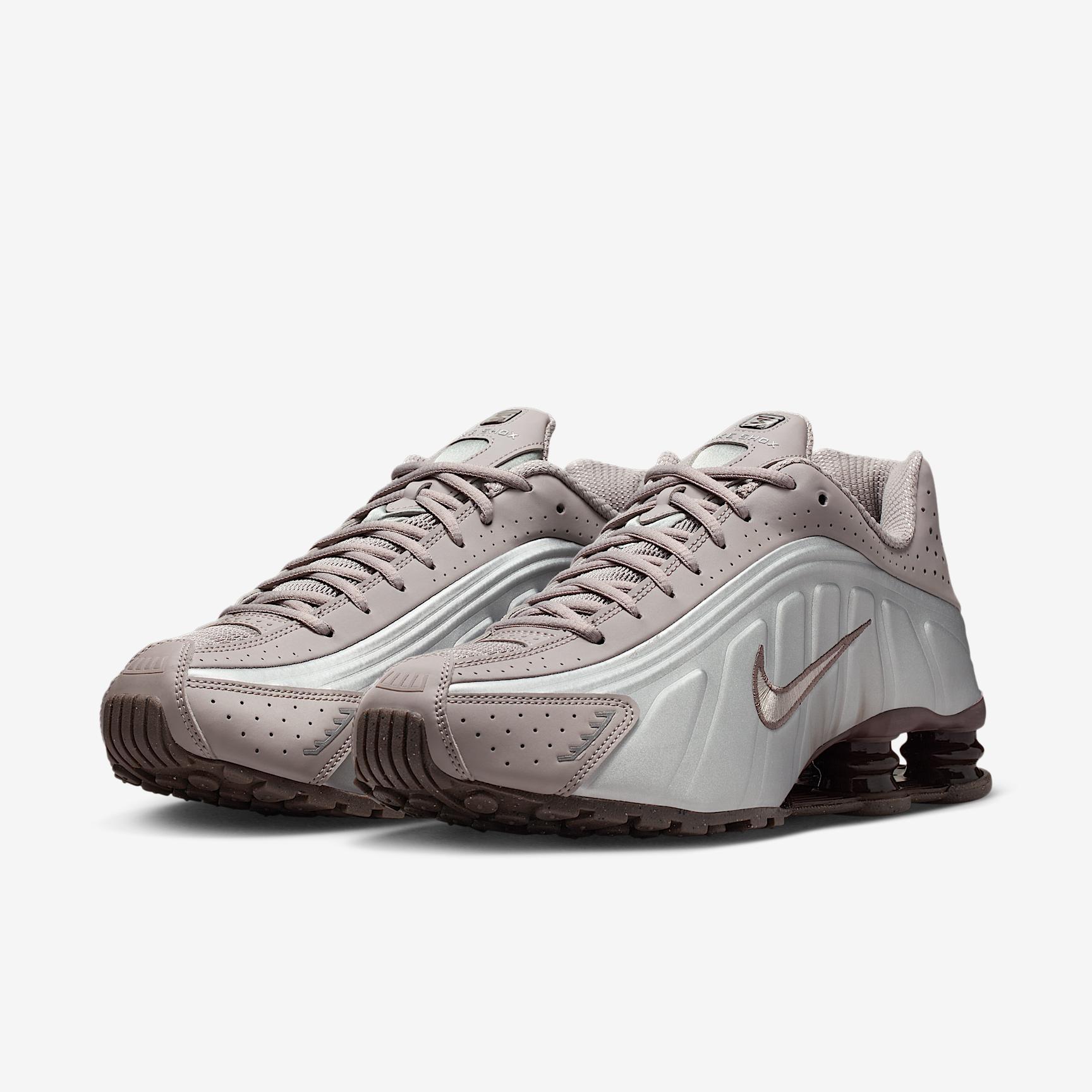 Nike Men's Shox R4 Shoes Product Image