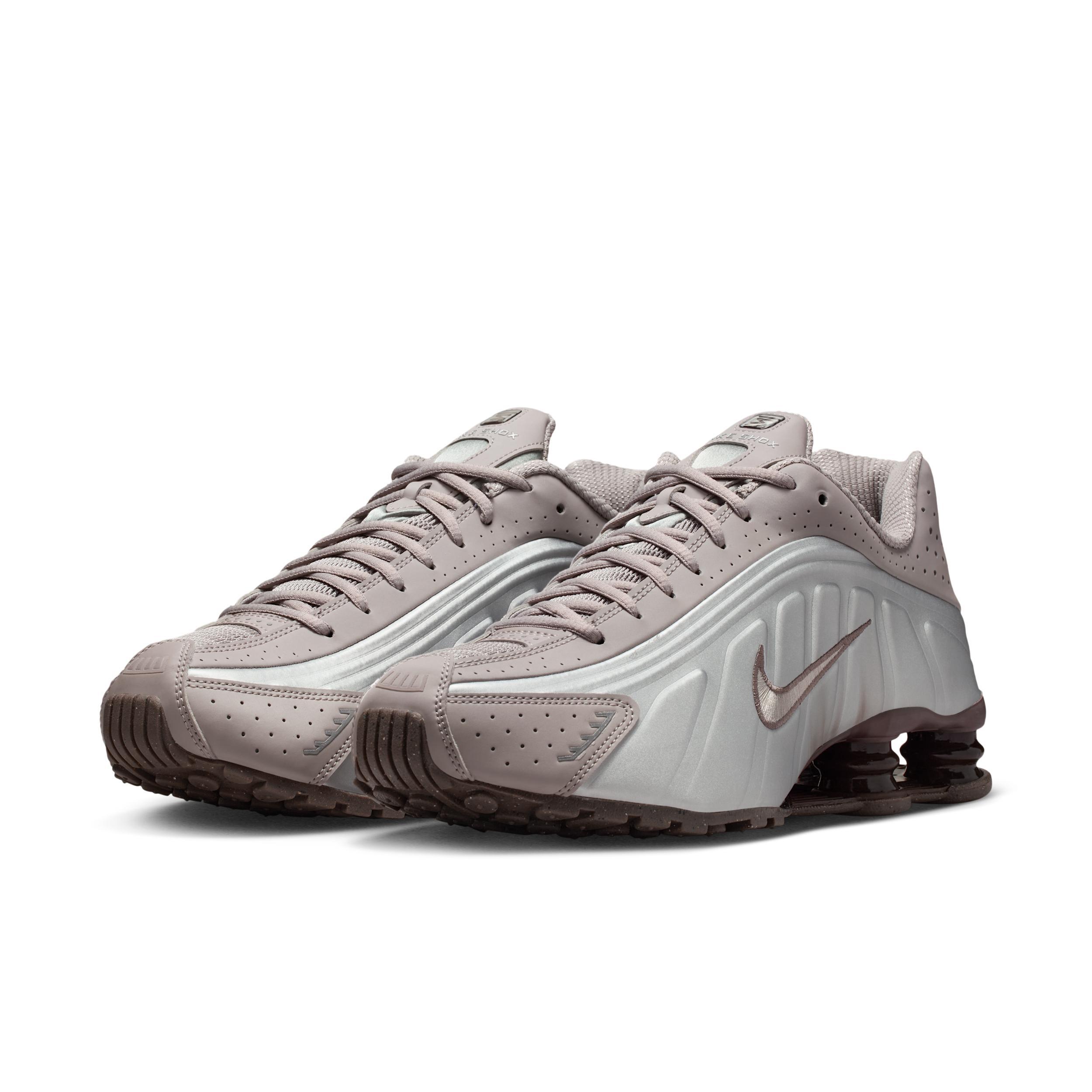 Nike Men's Shox R4 Shoes Product Image