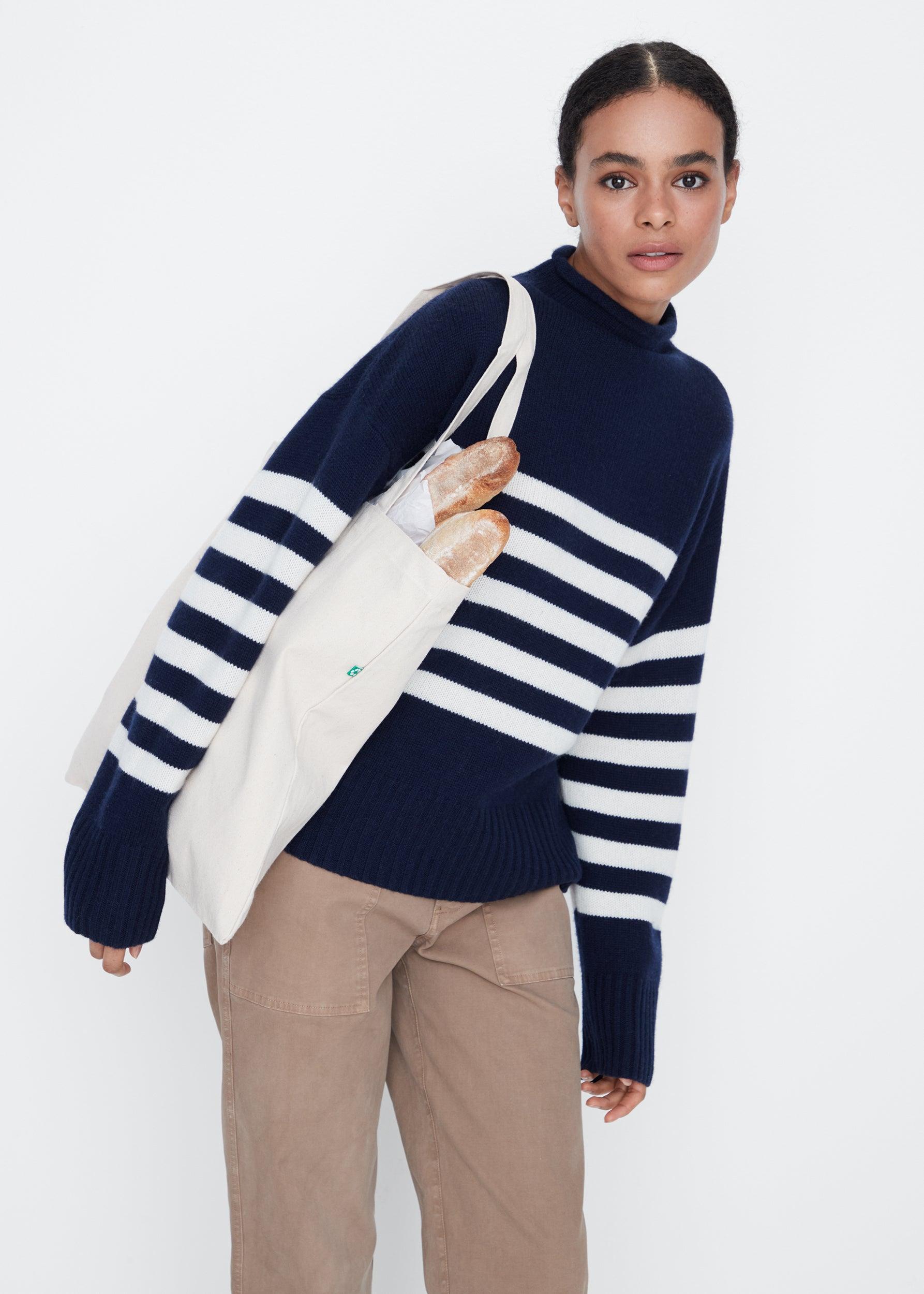 The Lucca - Navy/Cream Female Product Image