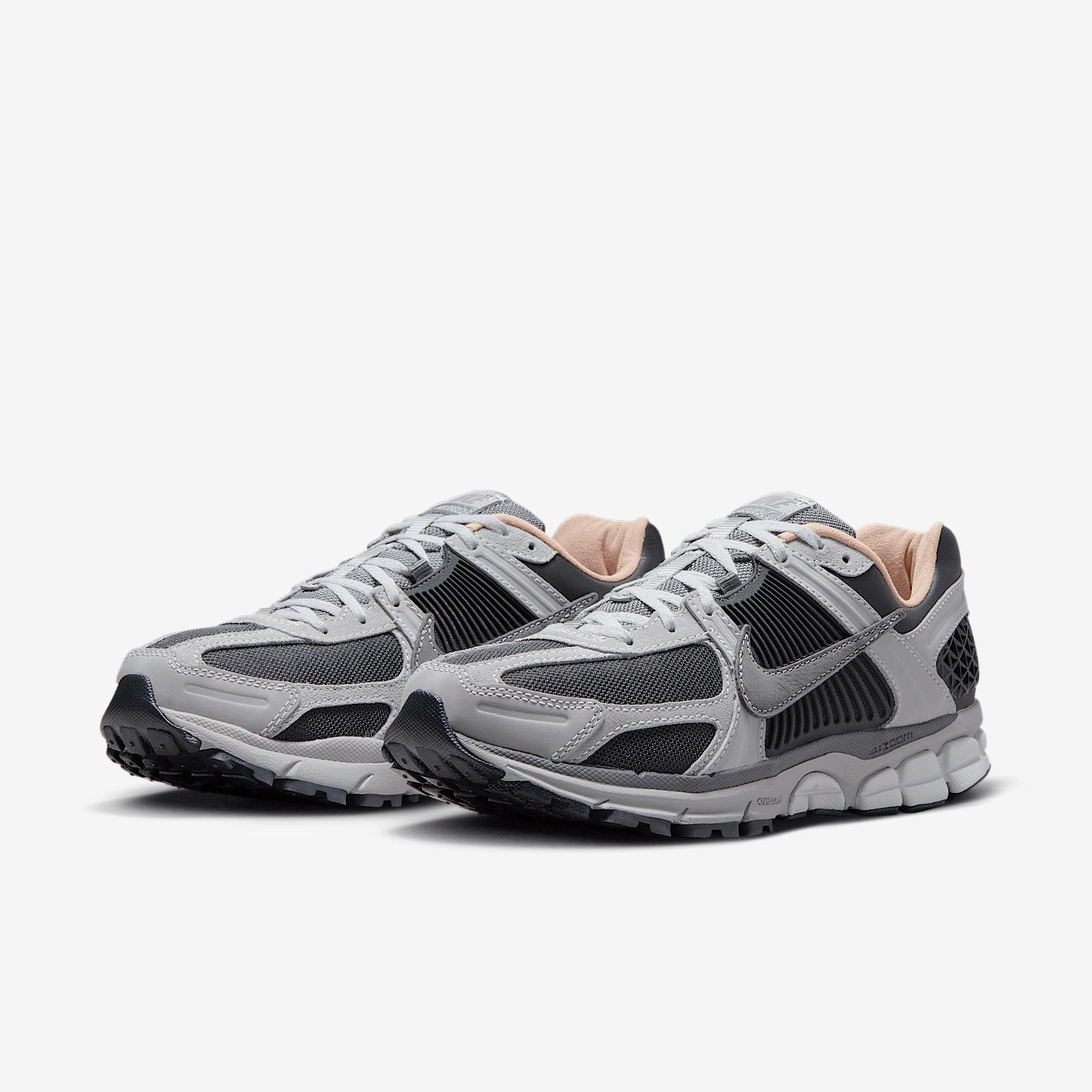 Nike Men's Zoom Vomero 5 Shoes Product Image