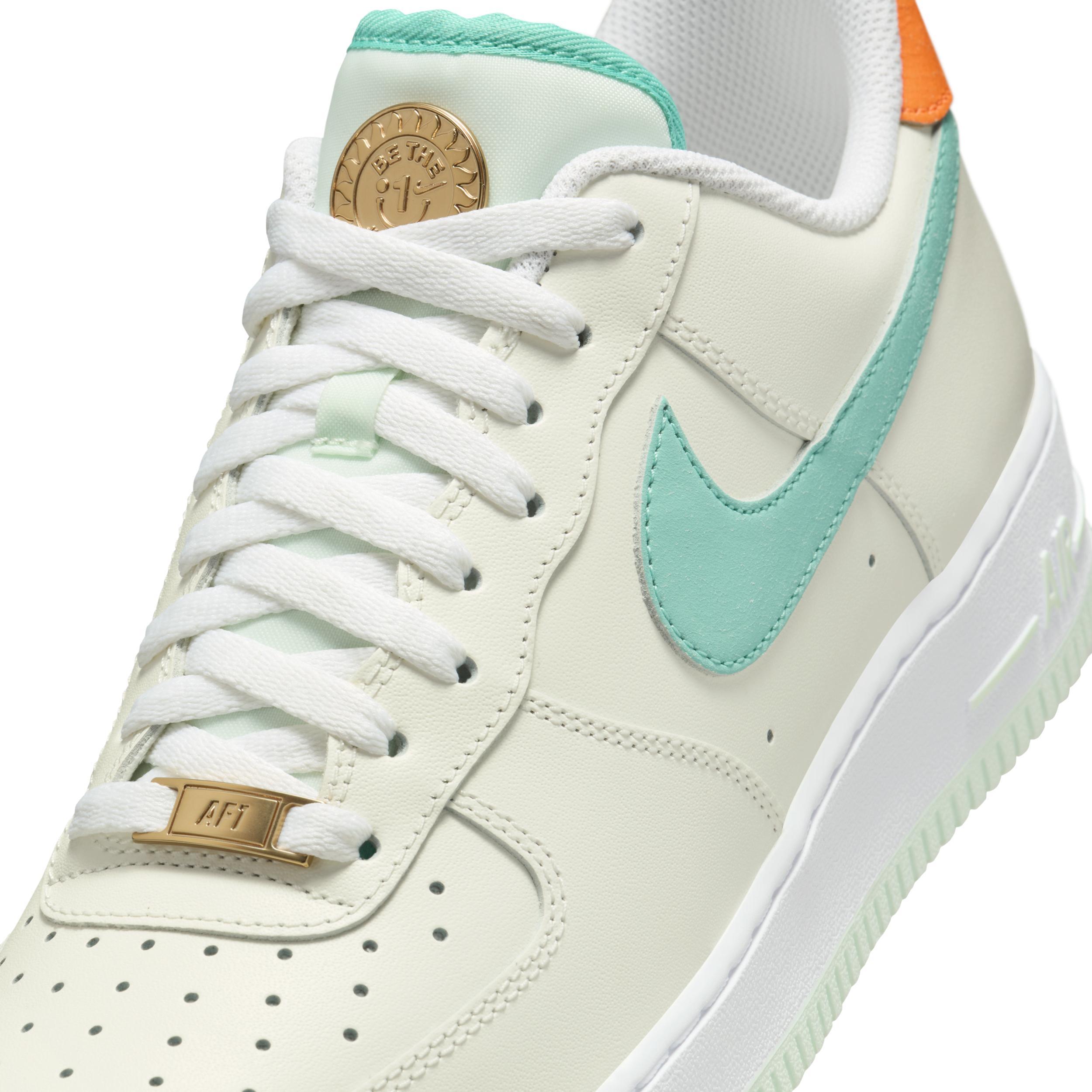 Nike Men's Air Force 1 '07 LV Shoes Product Image