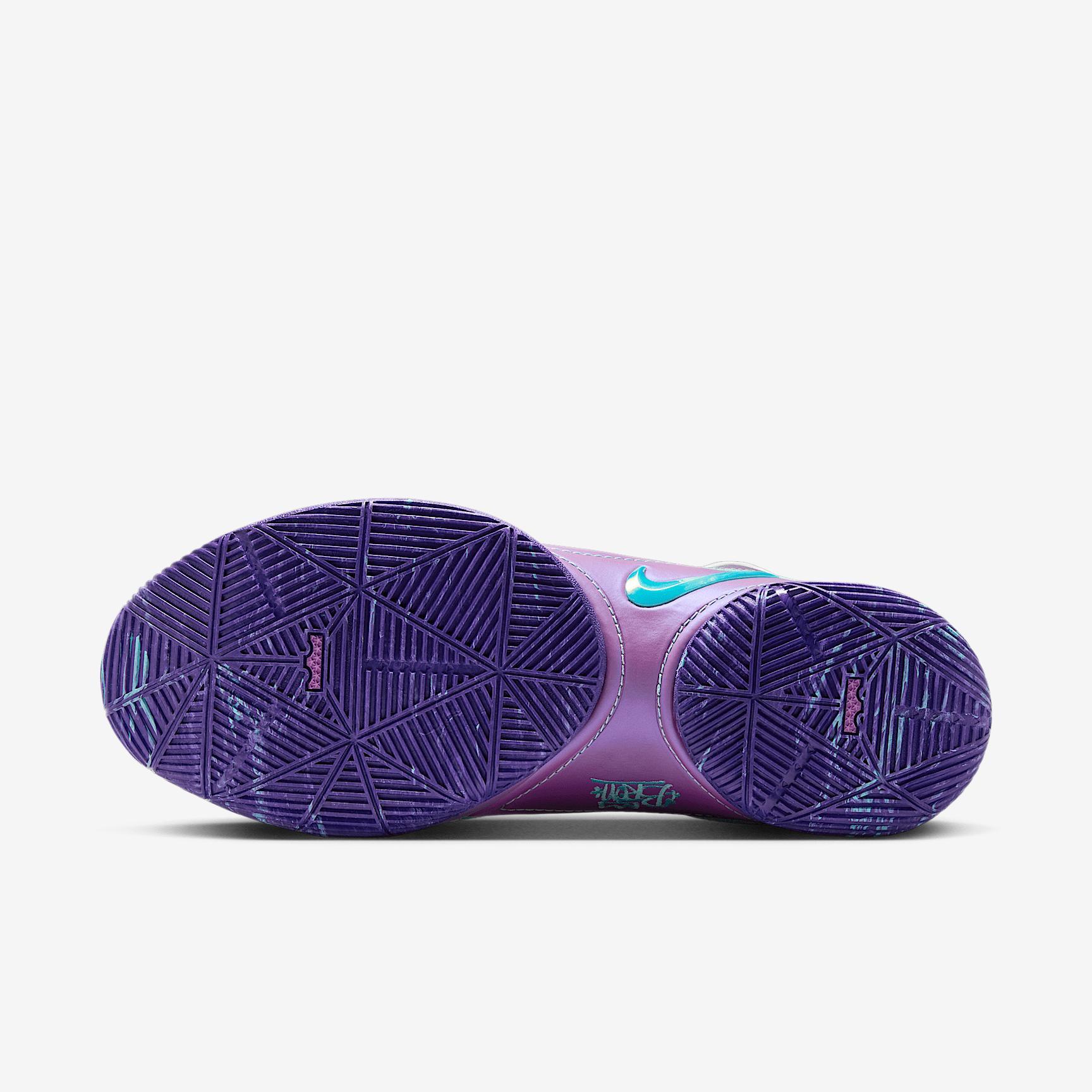 Nike Men's LeBron XXII âMogulâ Basketball Shoes Product Image