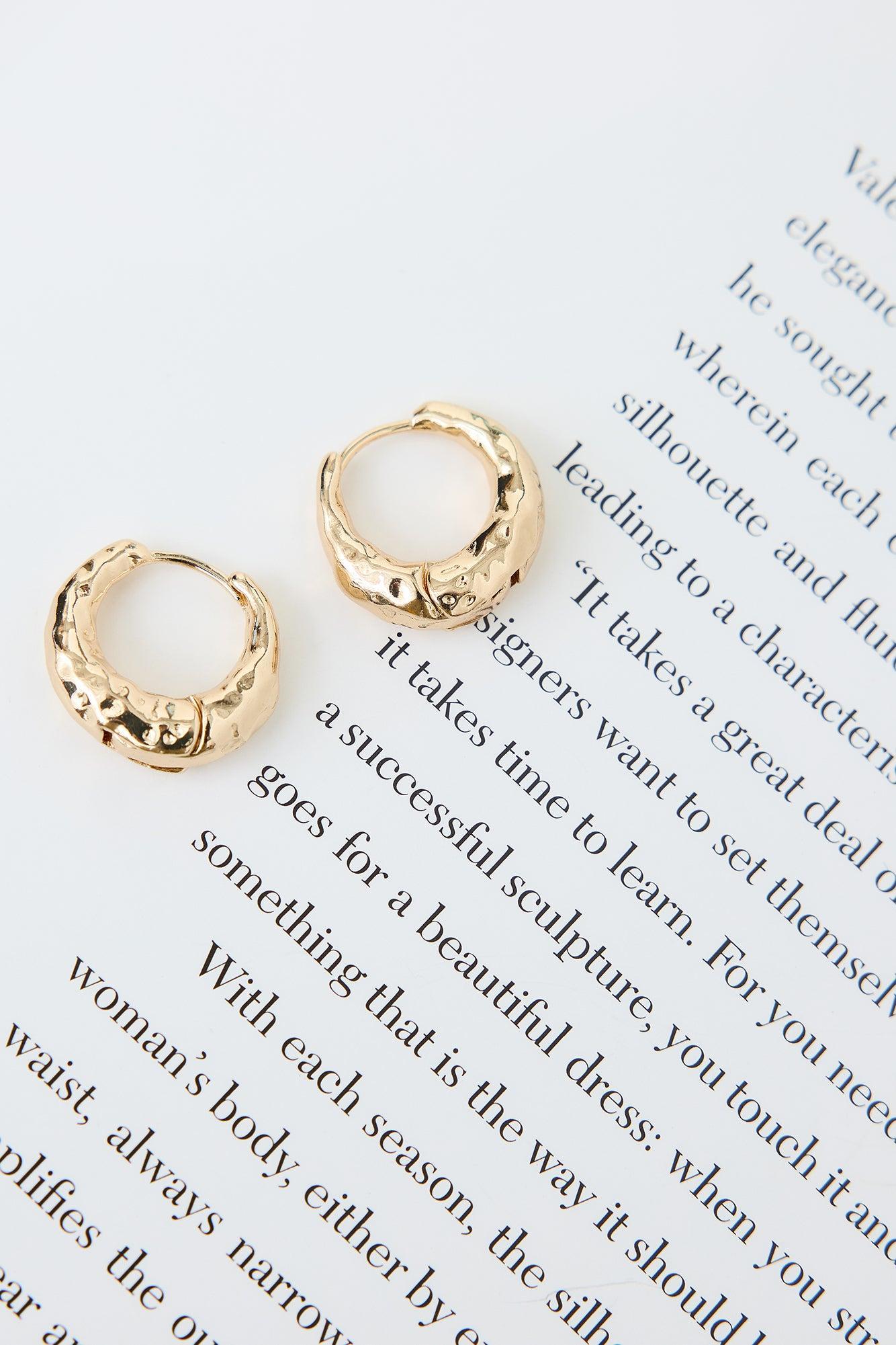 Subtle Flirt Earrings Gold Product Image