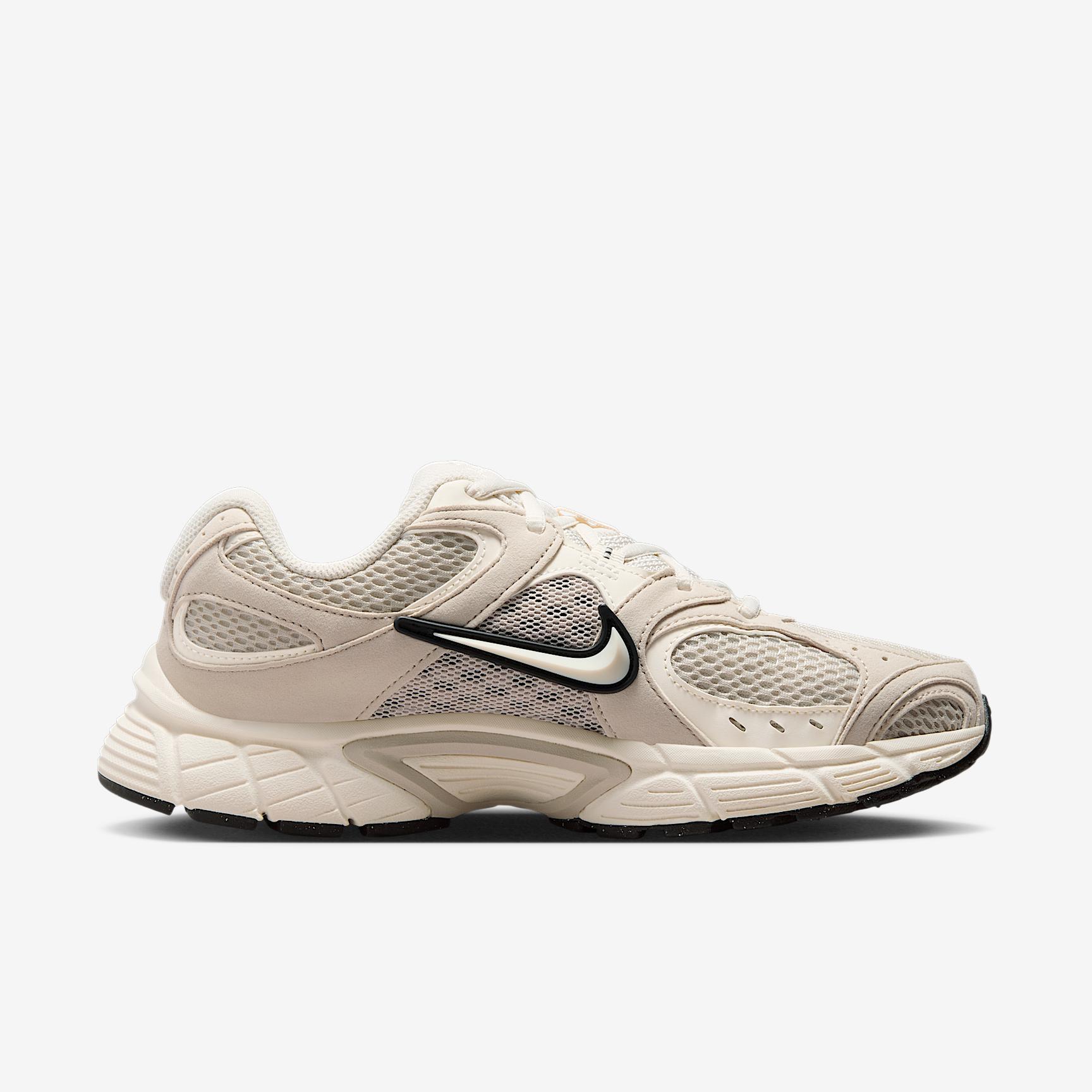 Nike Women's V5 RNR Shoes Product Image