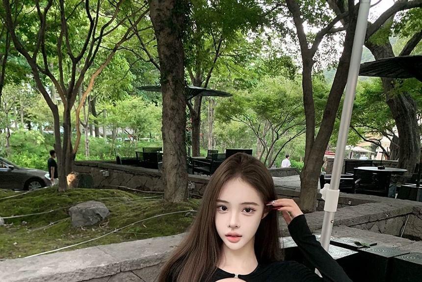 Long-Sleeve Crew Neck Plain Cutout Slim Fit Crop T-Shirt Product Image