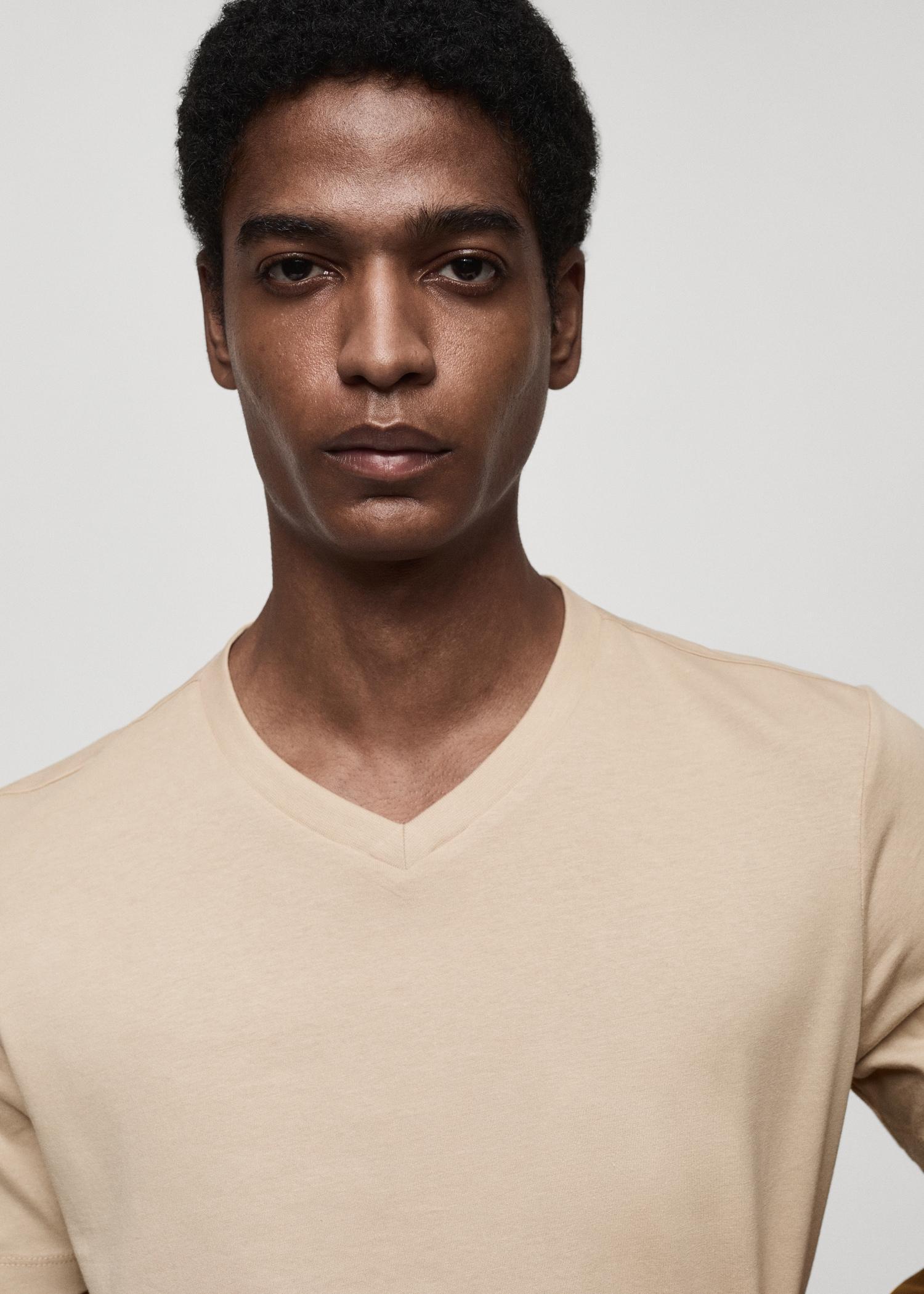 100% cotton slim-fit V-neck t-shirt - Men | MANGO USA Product Image