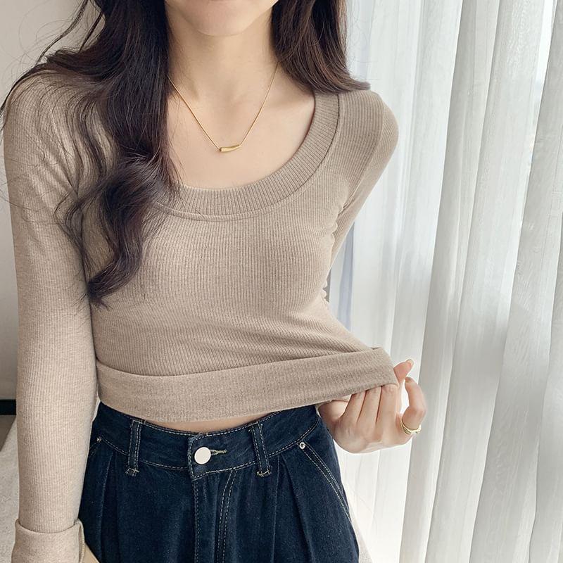 Long-Sleeve Scoop Neck Plain T-Shirt Product Image