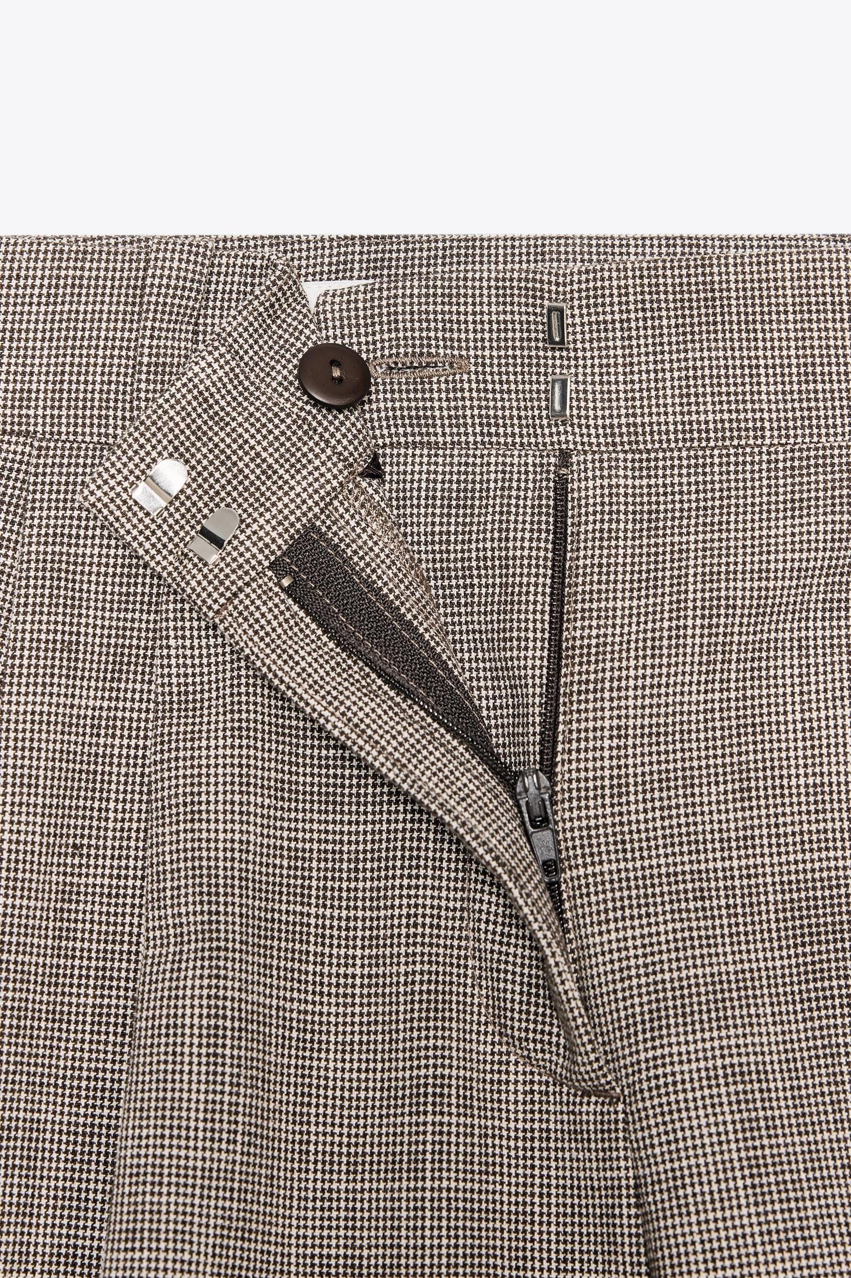 PLEATED HIGH-WAISTED SHORTS Product Image
