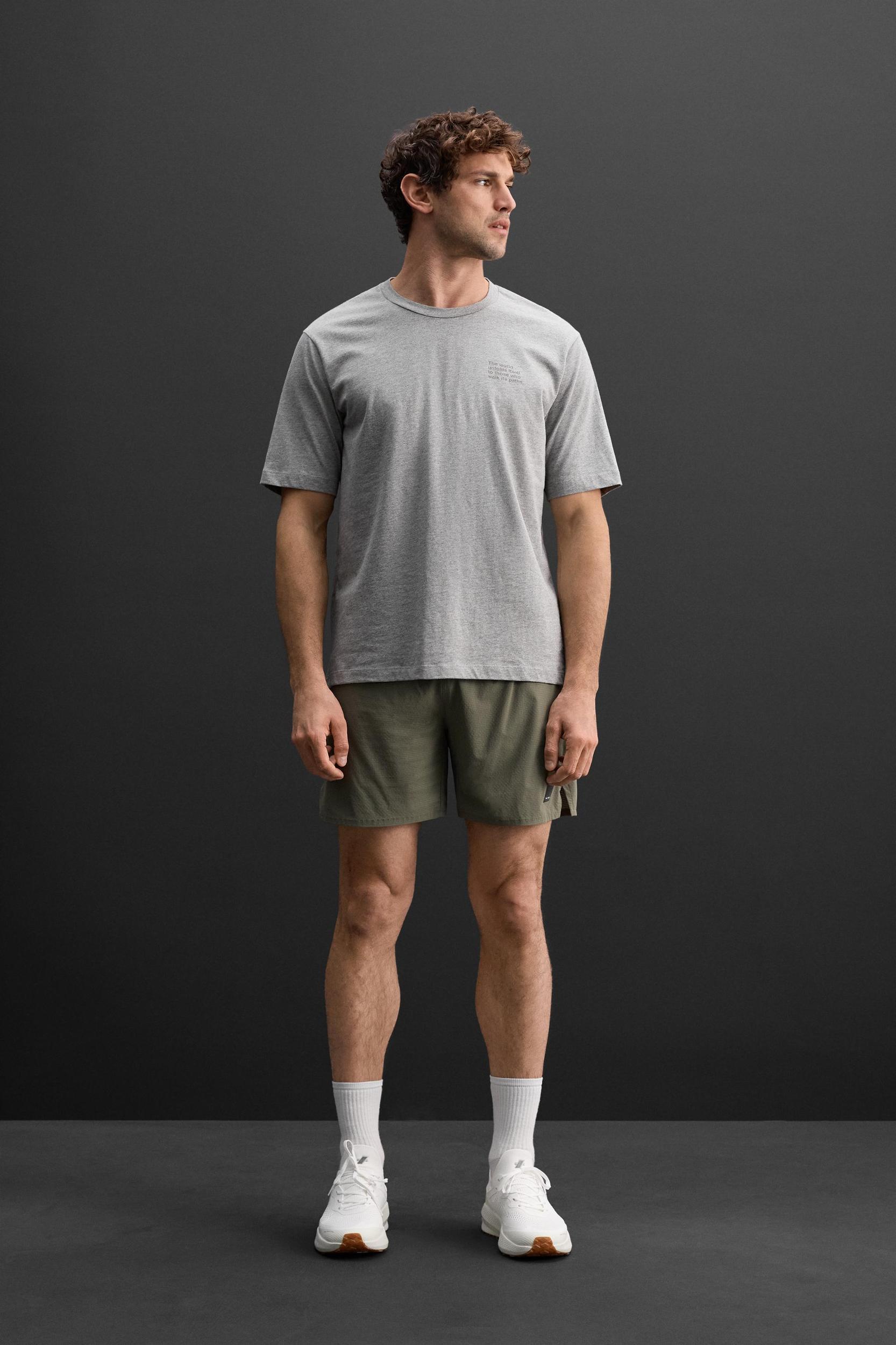 GRAPHIC PRINT T-SHIRT Product Image