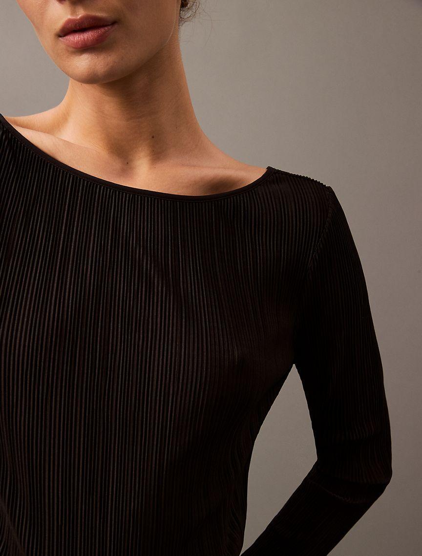 Plisse Low Back Slim T-Shirt Product Image