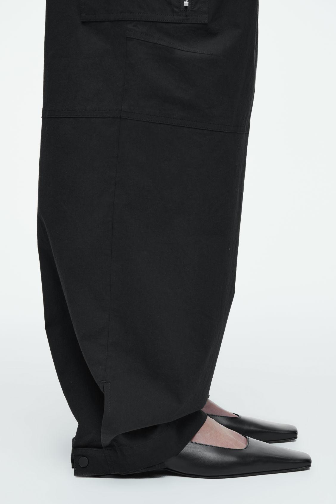 UTILITY BARREL-LEG CARGO PANTS Product Image