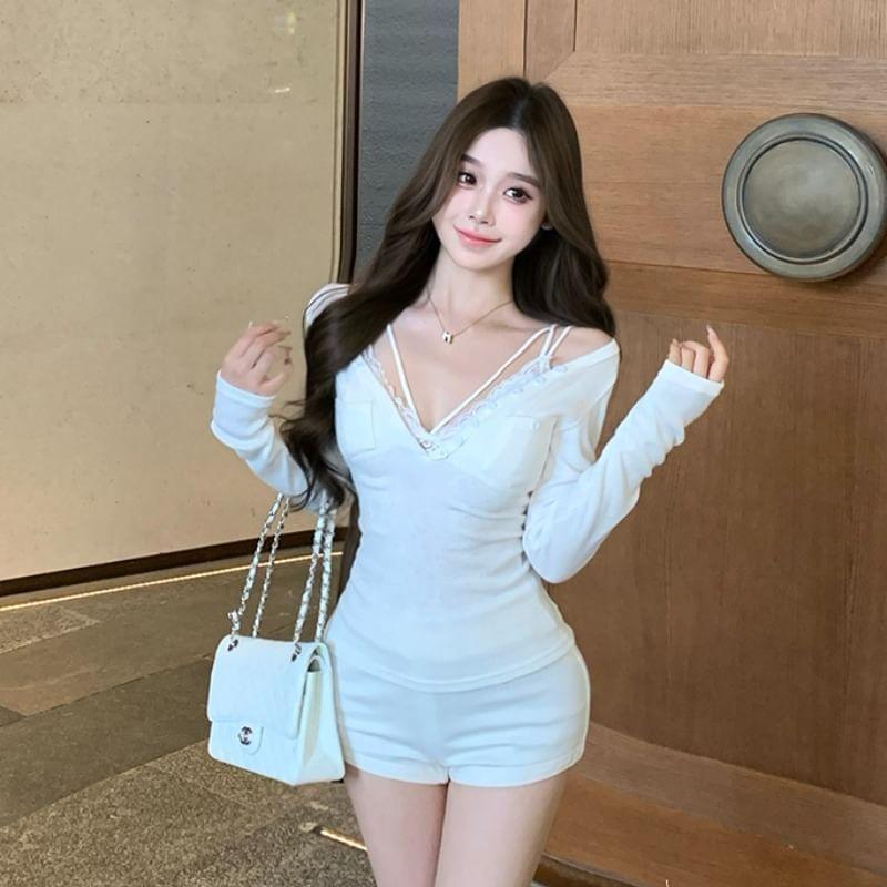 Long Sleeve V-Neck Plain T-Shirt / V-Neck Lace Cami Top Product Image