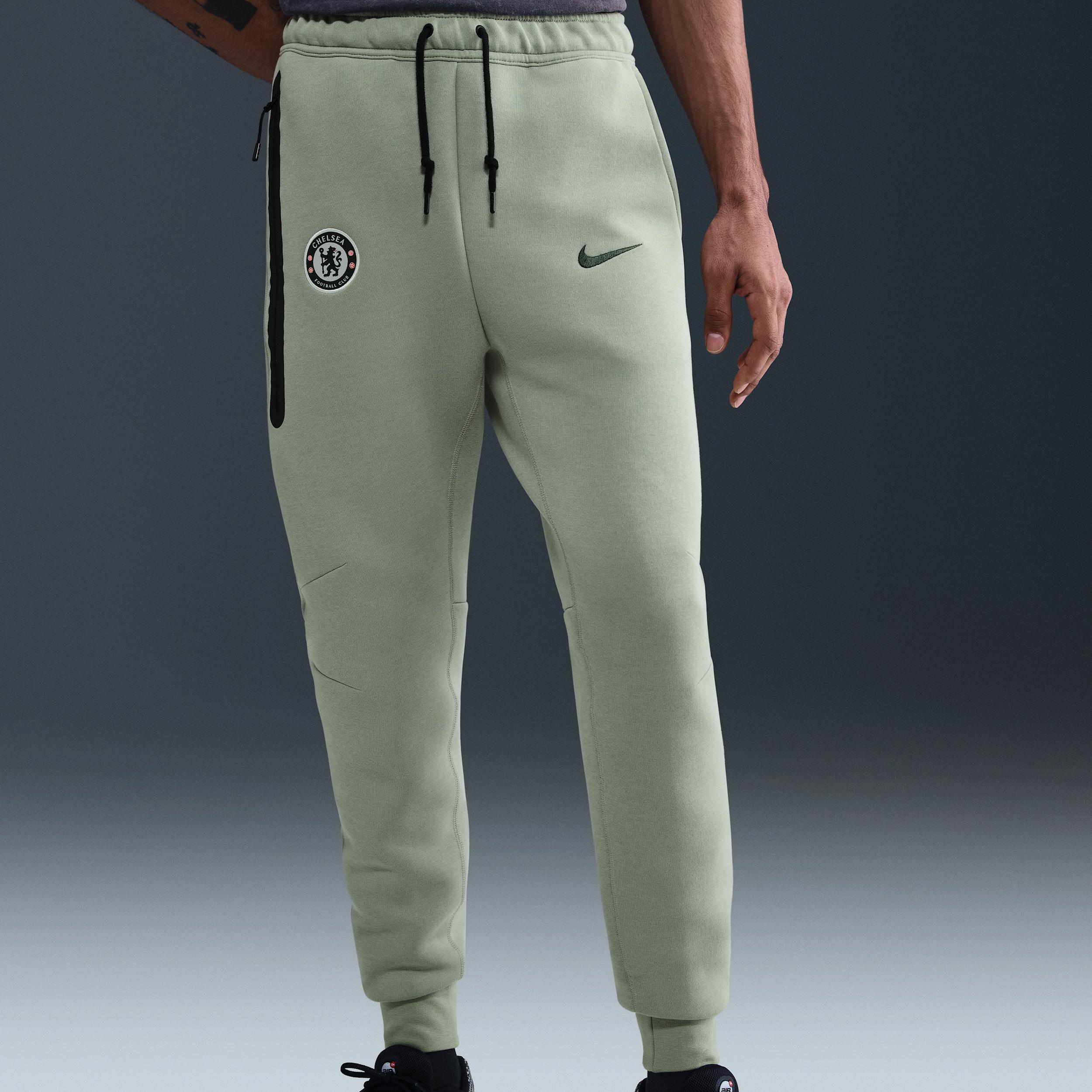 Chelsea FC Tech Men's Nike Soccer Fleece Joggers Product Image
