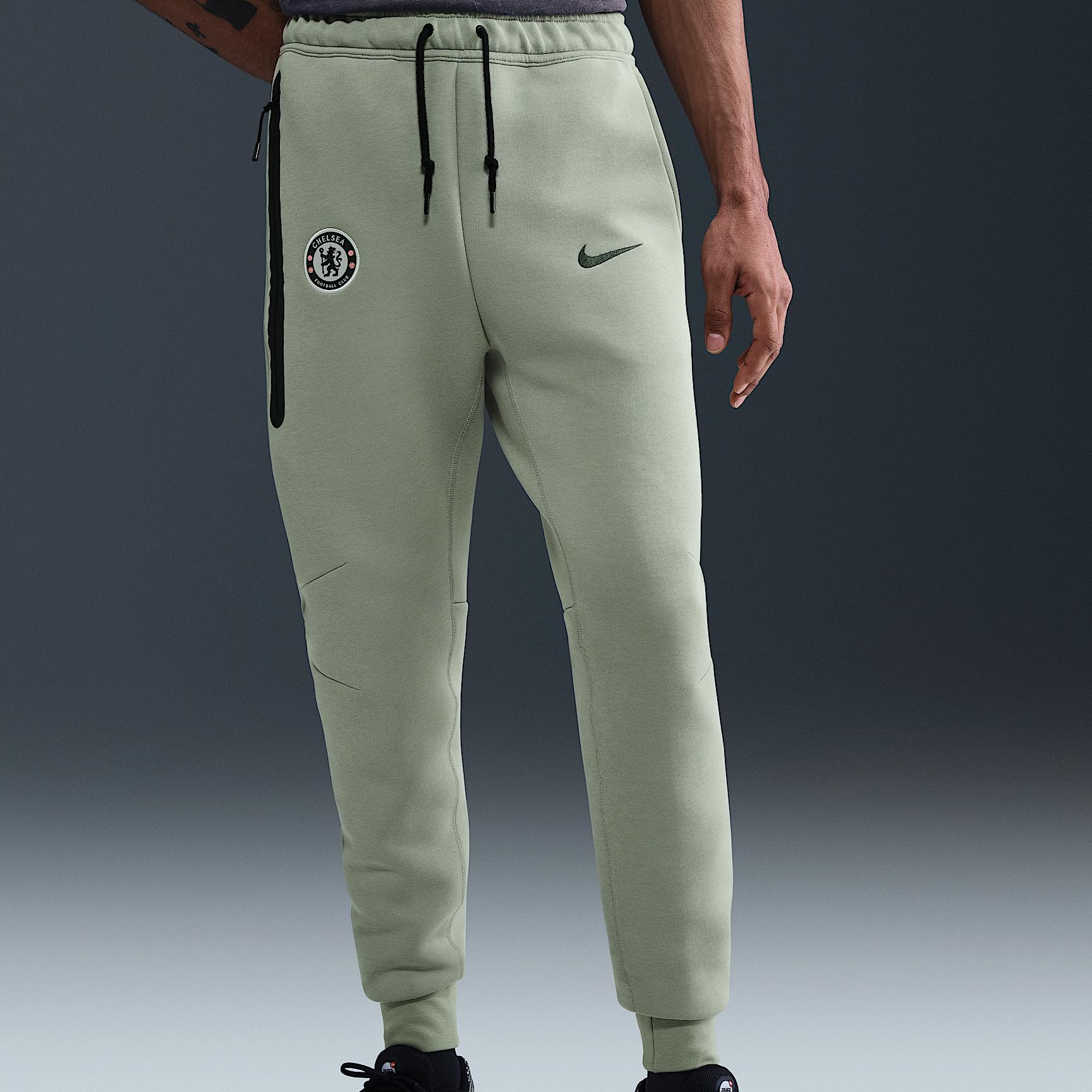 Chelsea FC Tech Men's Nike Soccer Fleece Joggers Product Image
