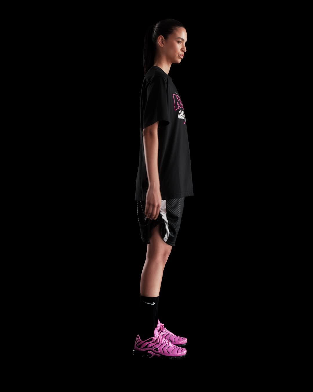 Women's Nike Sportswear Loose Short-Sleeve Graphic T-Shirt Product Image