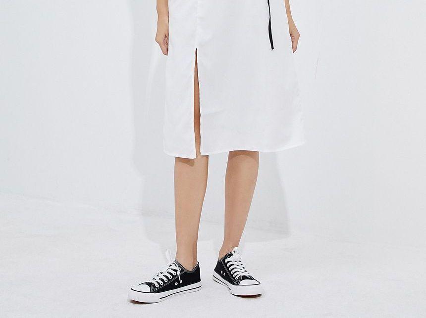 Contrast Trim Sleeveless Dress Product Image