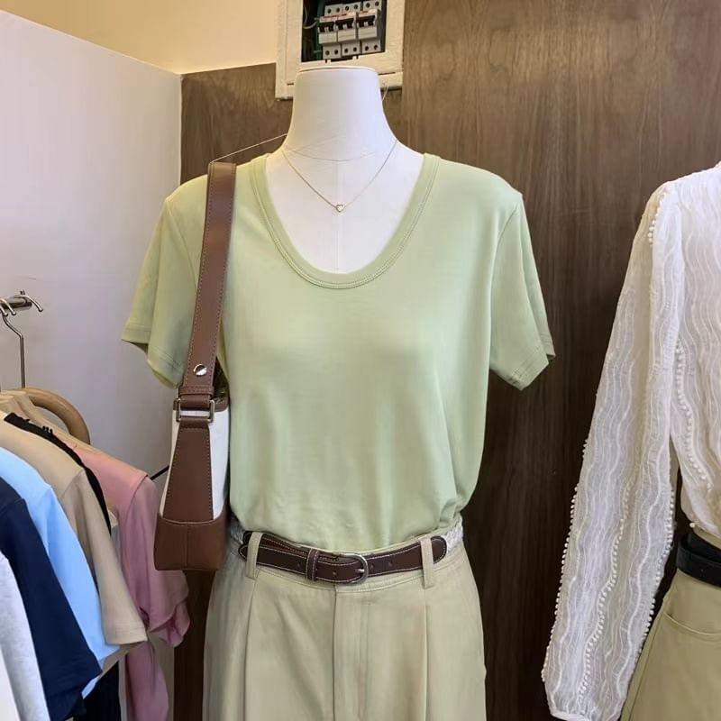 Short-Sleeve Scoop Neck Plain T-Shirt Product Image