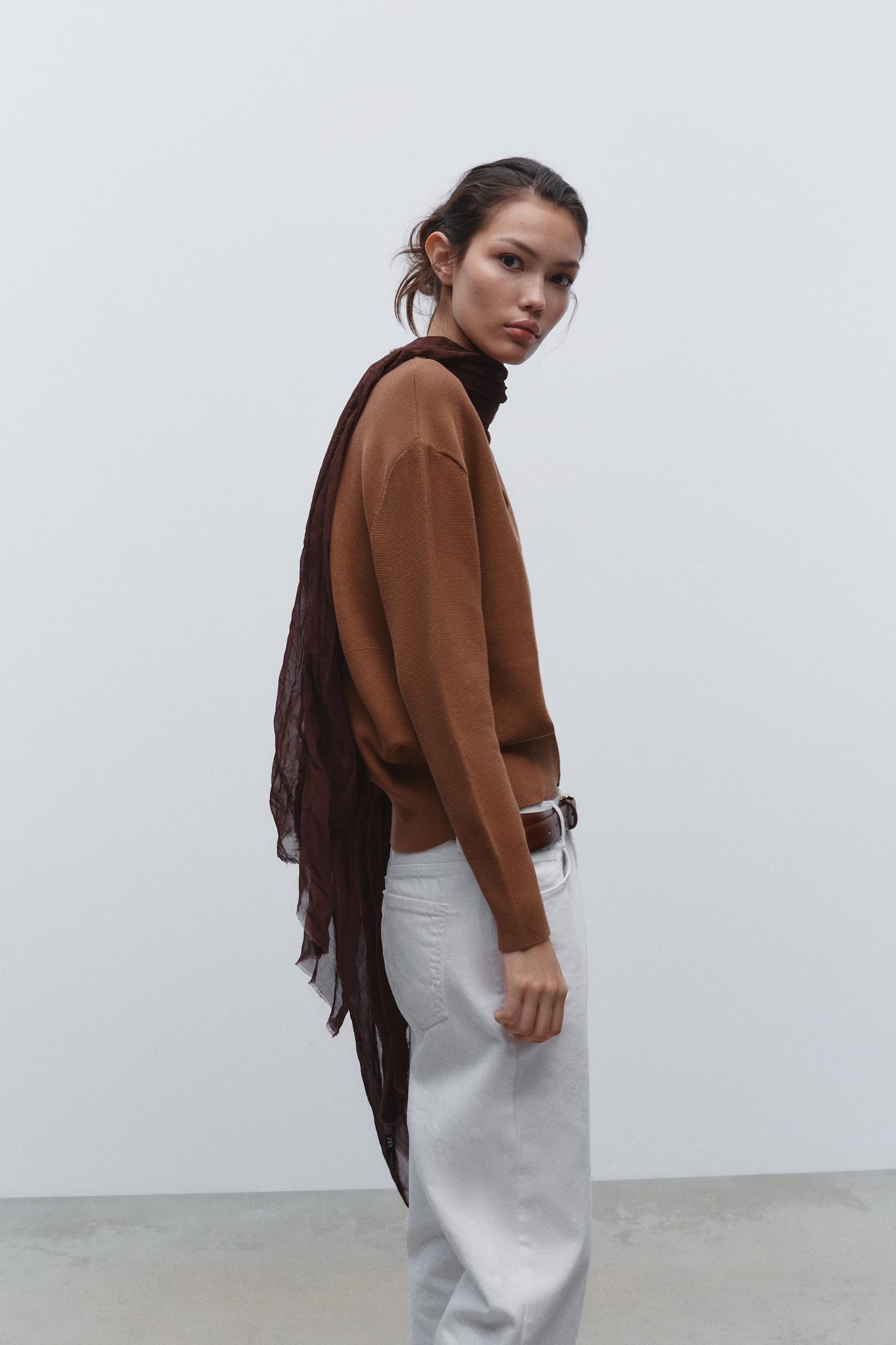 KNIT V-NECK SWEATER Product Image