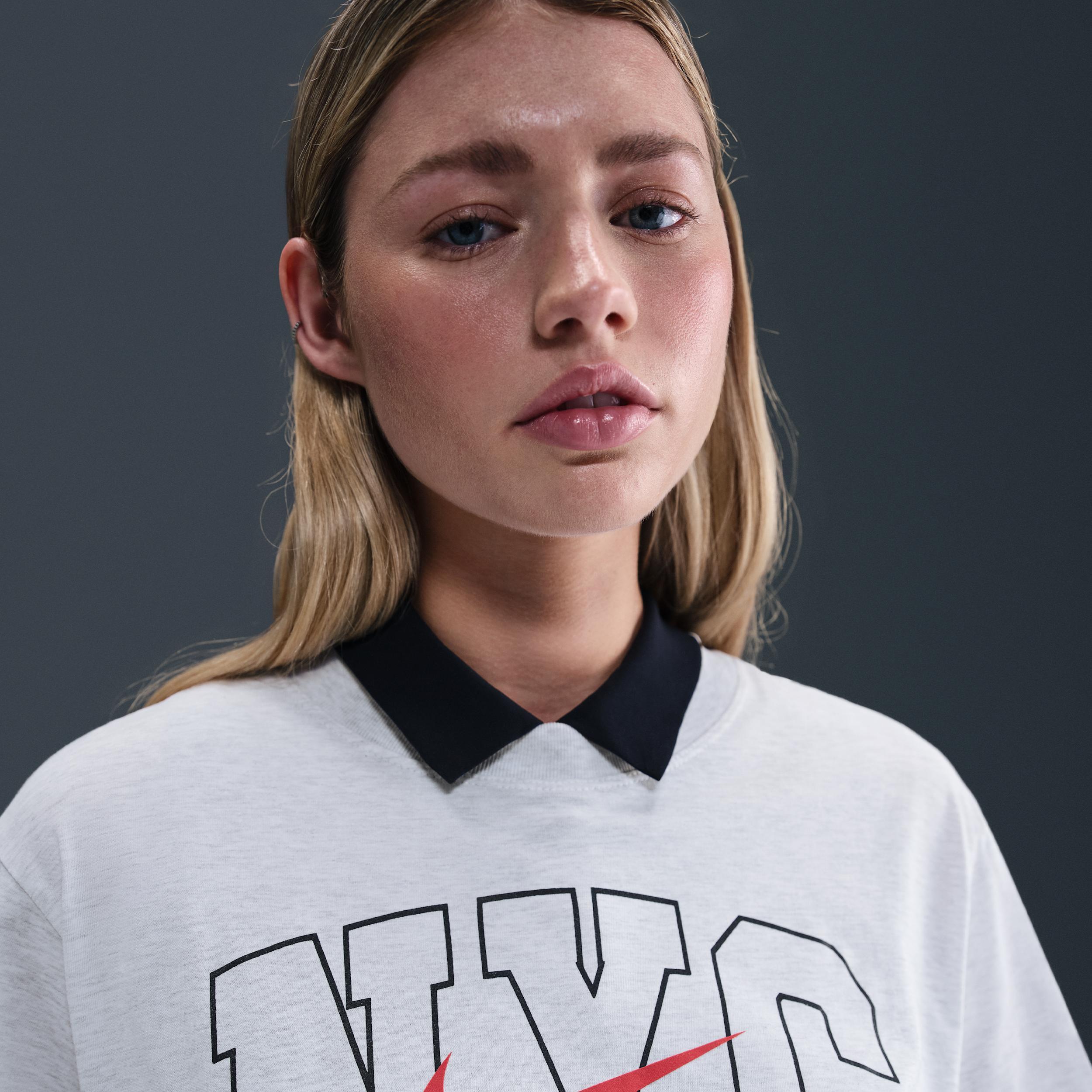 Nike Sportswear Essential Women's Graphic T-Shirt Product Image
