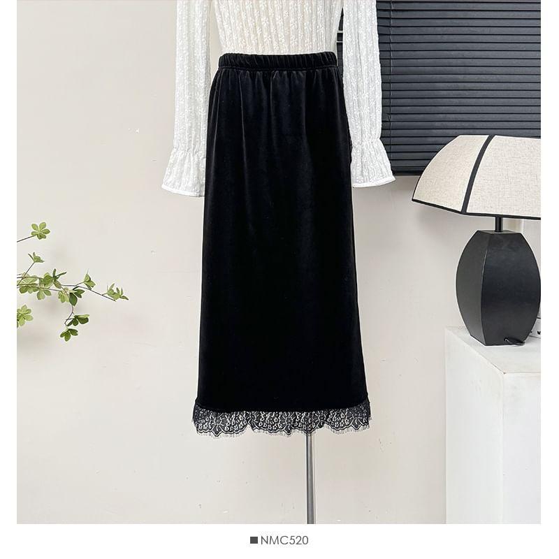 Fleece-Lined Velvet High-Waist Midi Skirt With Lace Hem Product Image
