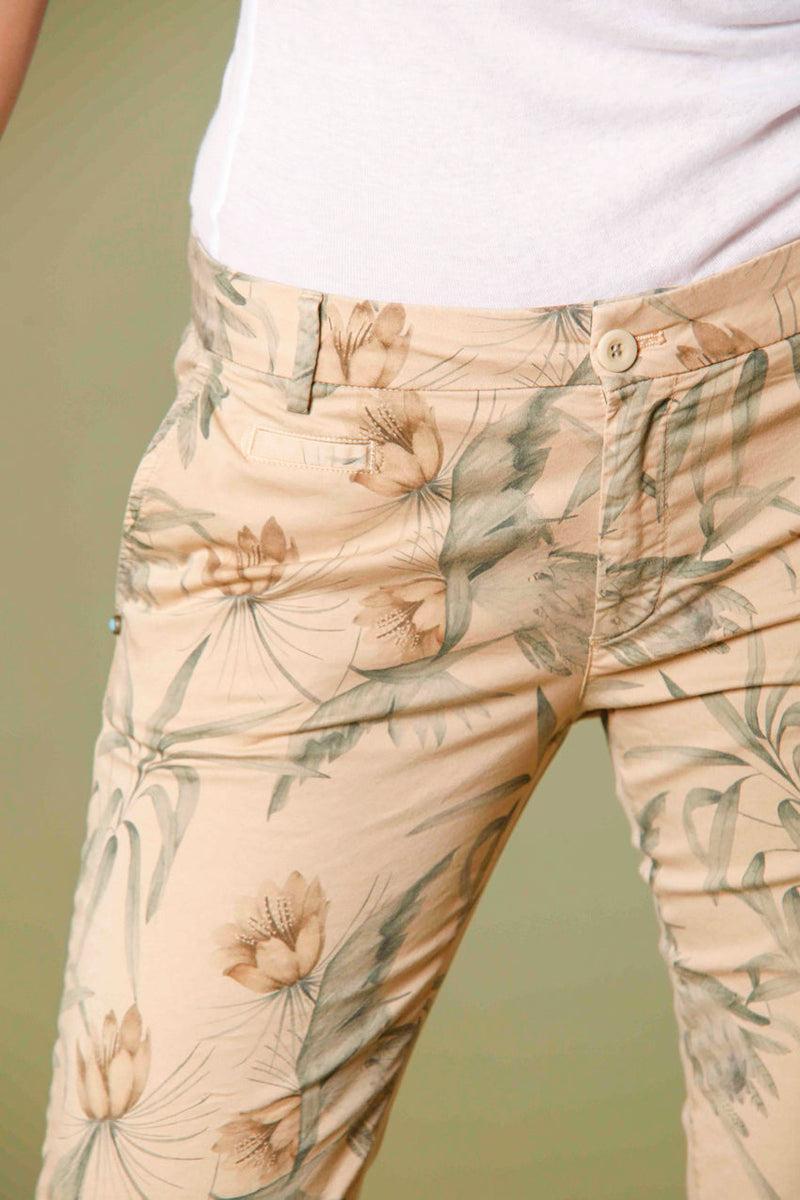 Jaqueline Curvie women's chino capri pants in cotton with flower print curvy Product Image