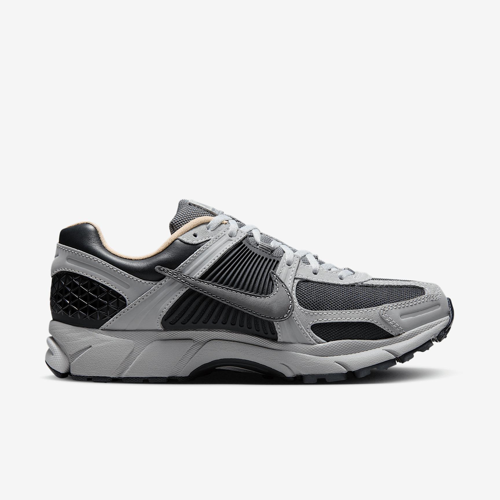 Nike Men's Zoom Vomero 5 Shoes Product Image