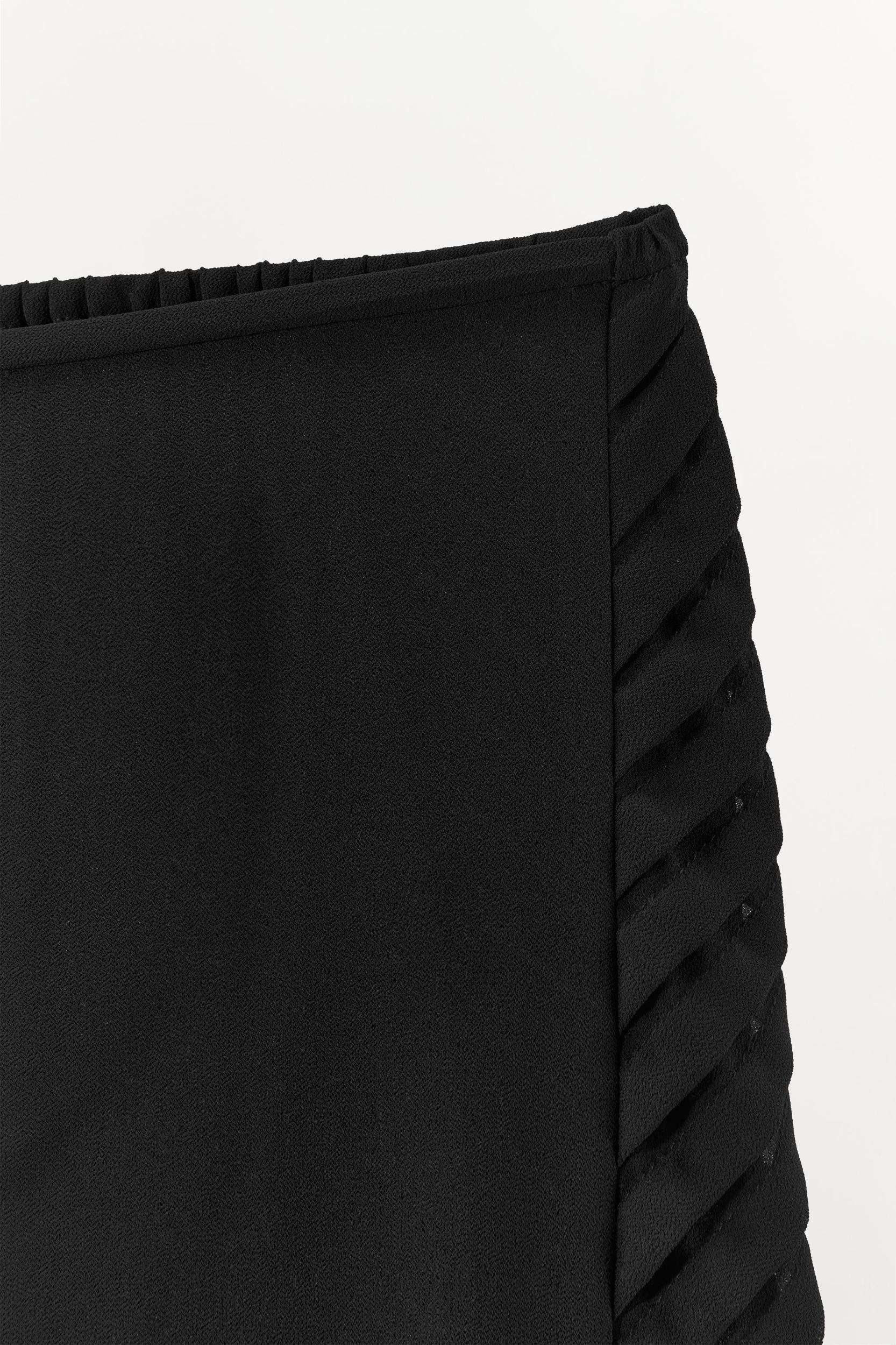 PLEATED SHORTS Product Image