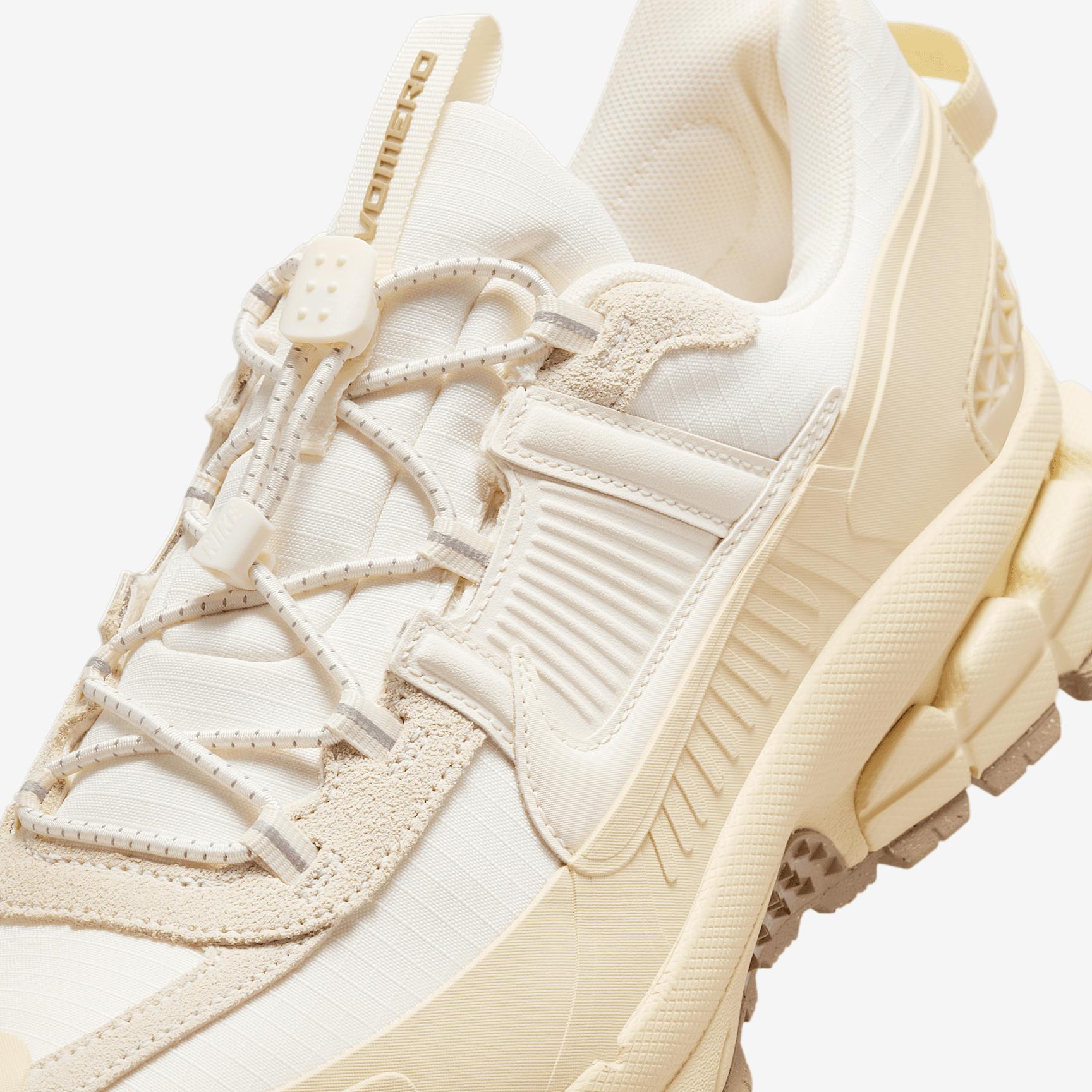 Nike Mens Zoom Vomero Roam Casual Shoes in College Grey/Vast Grey/White Product Image