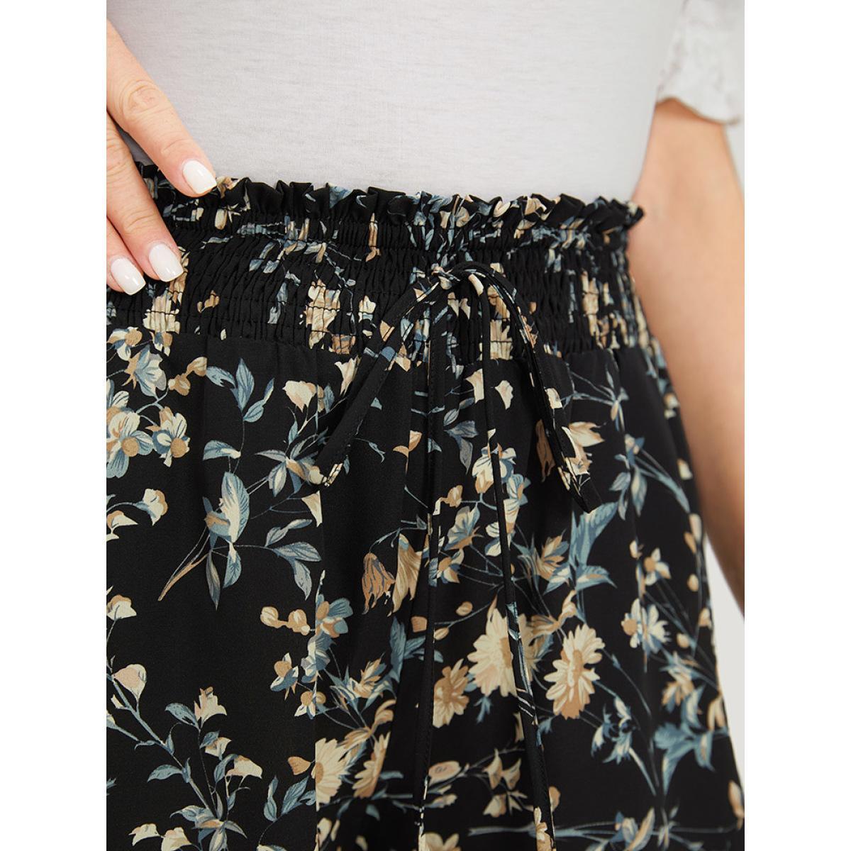 Plus Size Floral Knot Shirred Pocket Paperbag Waist Shorts Women BlackFlower Elegant Knotted Dailywear Shorts BloomChic 18-20/2X Product Image
