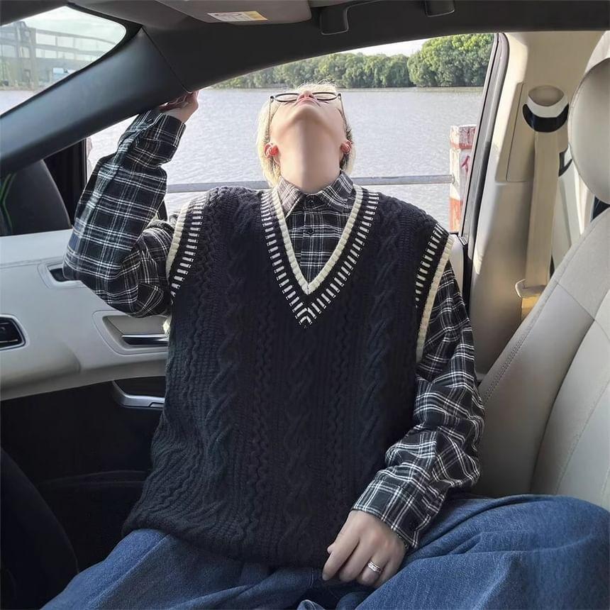 V-Neck Contrast Trim Knit Sweater Vest Product Image