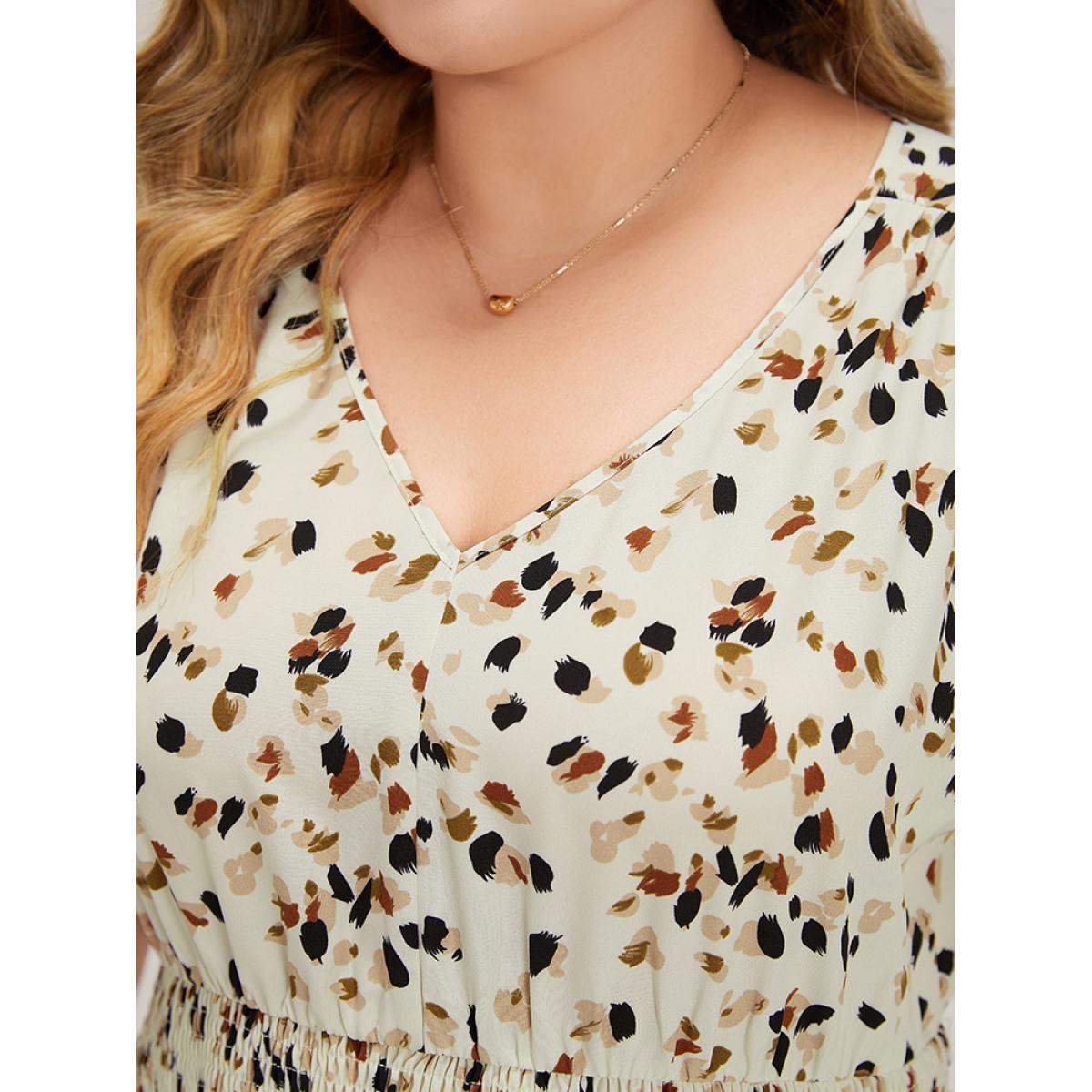 Plus Size Allover Print Shirred Pocket V Neck Dress Apricot Women Office Printed V-neck Short sleeve Curvy Knee Dress BloomChic 30/6X Product Image