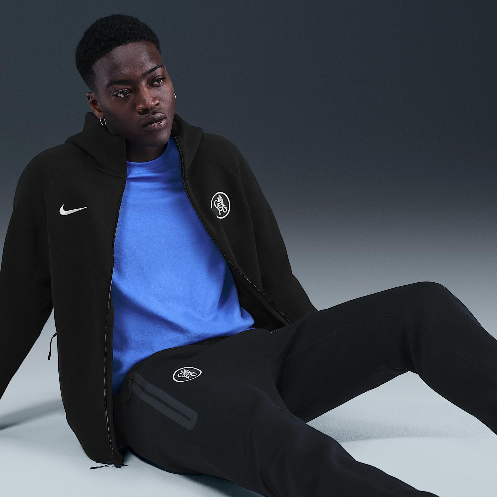 Chelsea FC Tech Men's Nike Total 90 Soccer Fleece Joggers Product Image