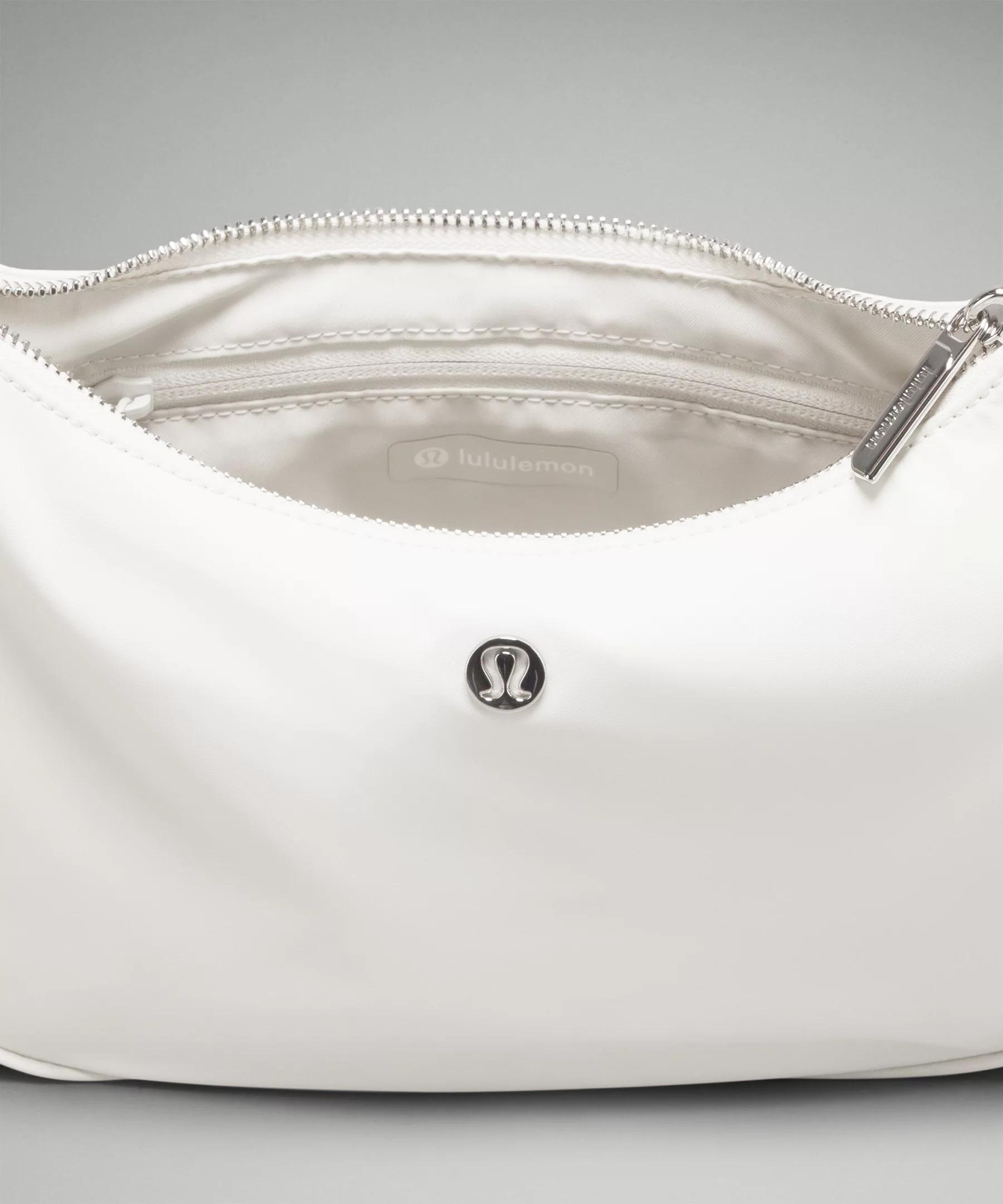 City Essentials Small Shoulder Bag 3L Product Image