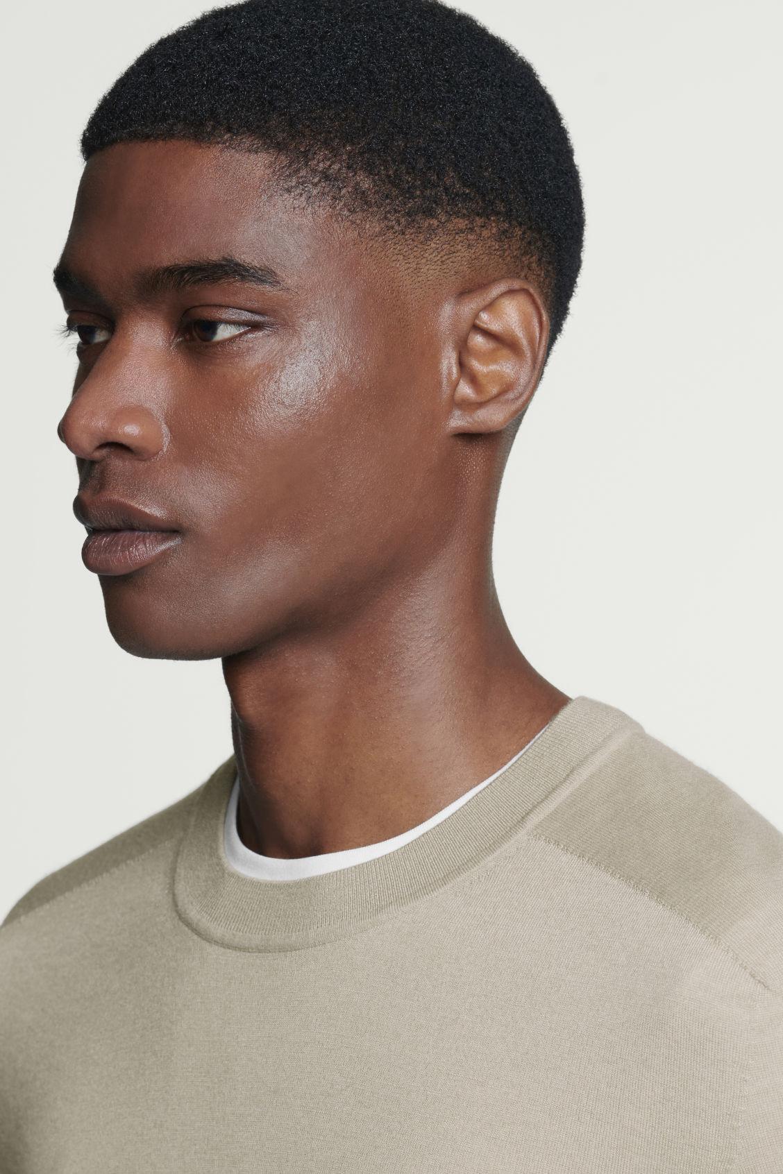 FINE-KNIT CASHMERE CREW-NECK SWEATER Product Image