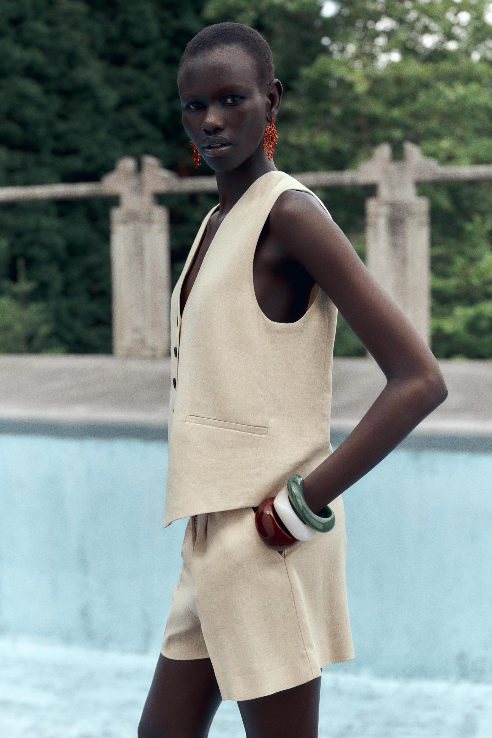 HIGH-WAISTED LINEN SHORTS Product Image
