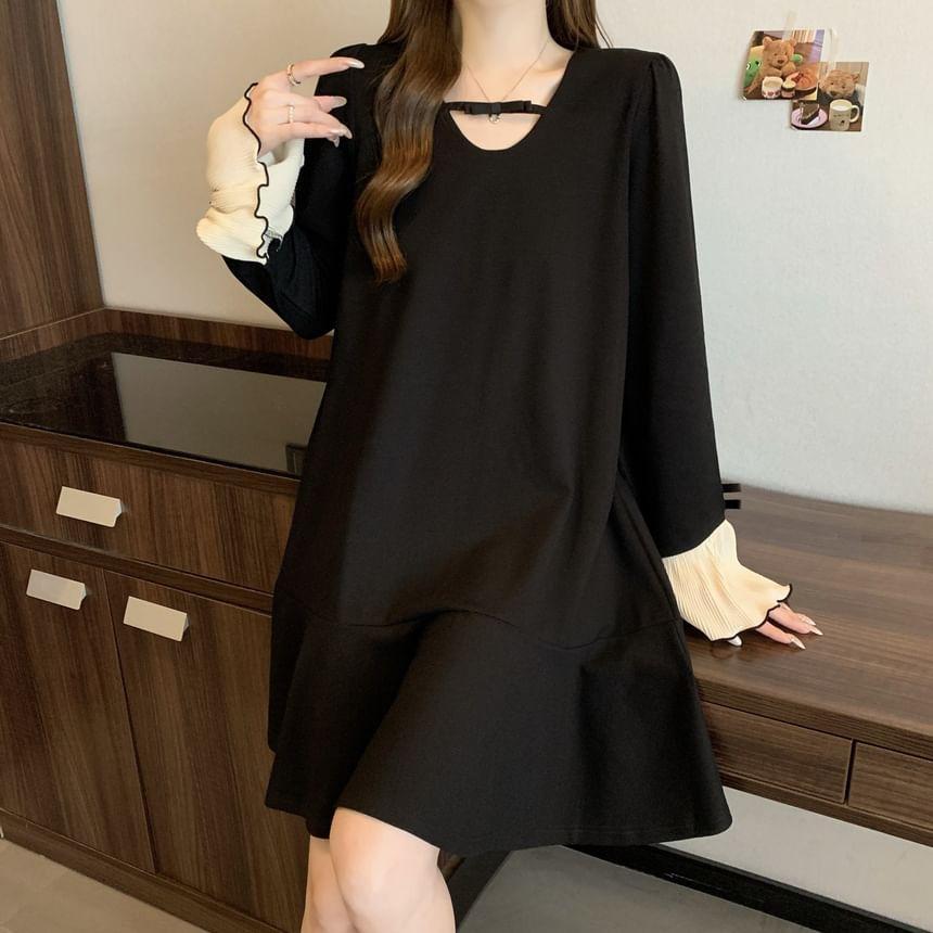 Long-Sleeve Scoop Neck Two Tone Bow Accent Flared Cuff Tunic Dress Product Image