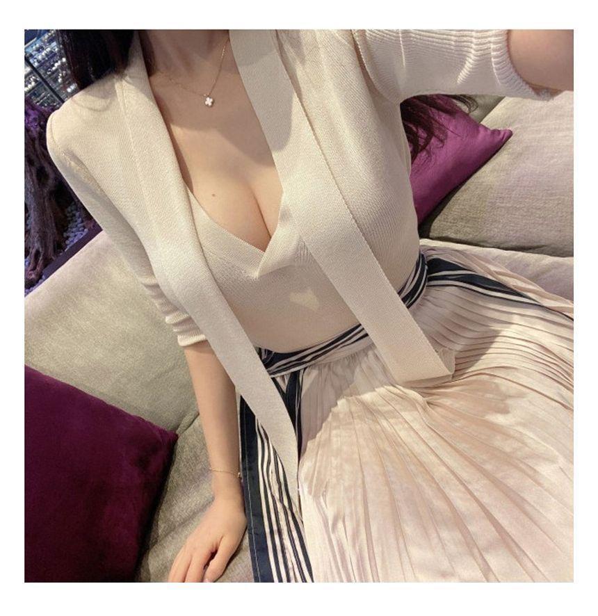 Short-Sleeve V-Neck Plain Knit Top Product Image