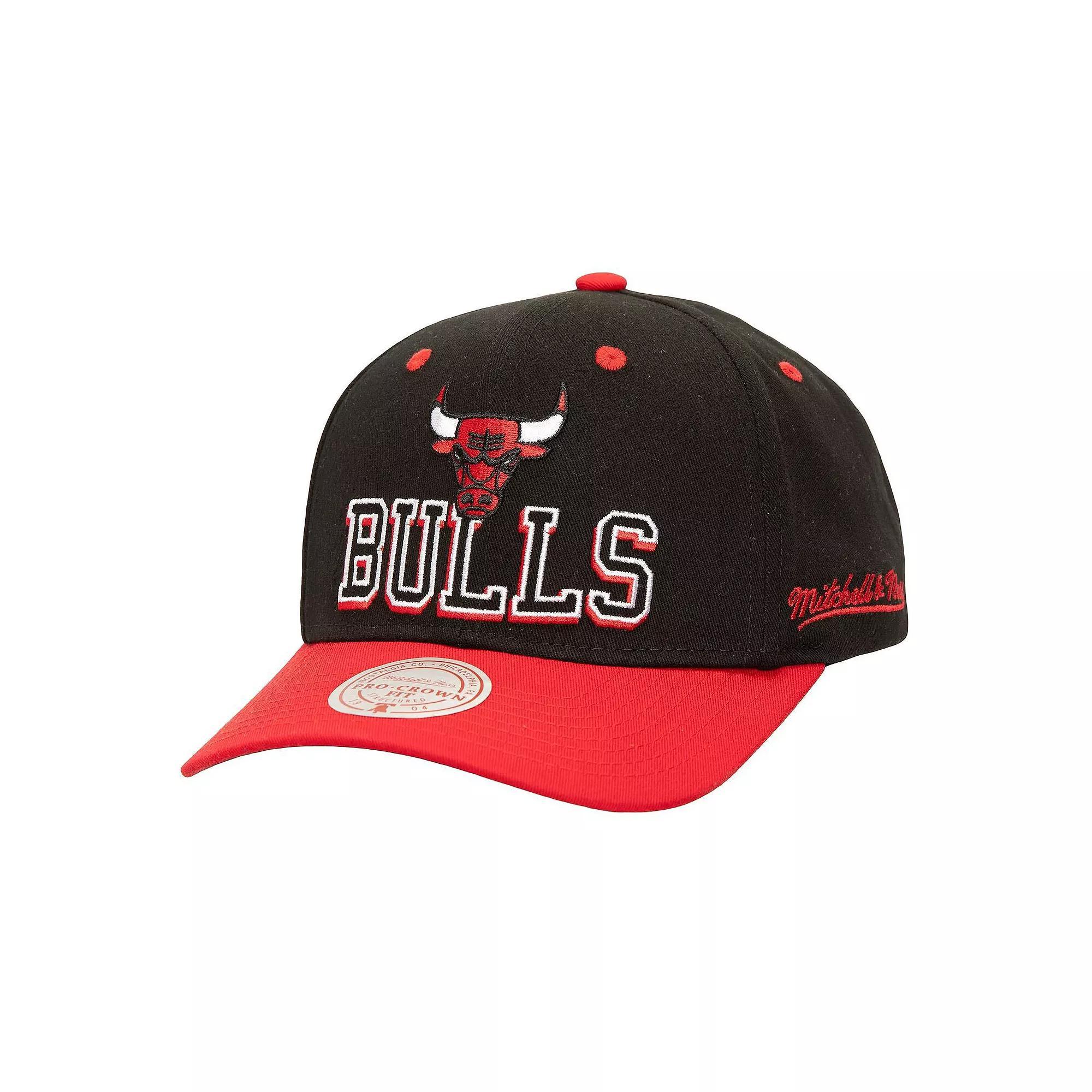 Men's Mitchell & Ness Black/Red Chicago Bulls Backside Script 2-Tone Pro Crown Adjustable Hat Product Image