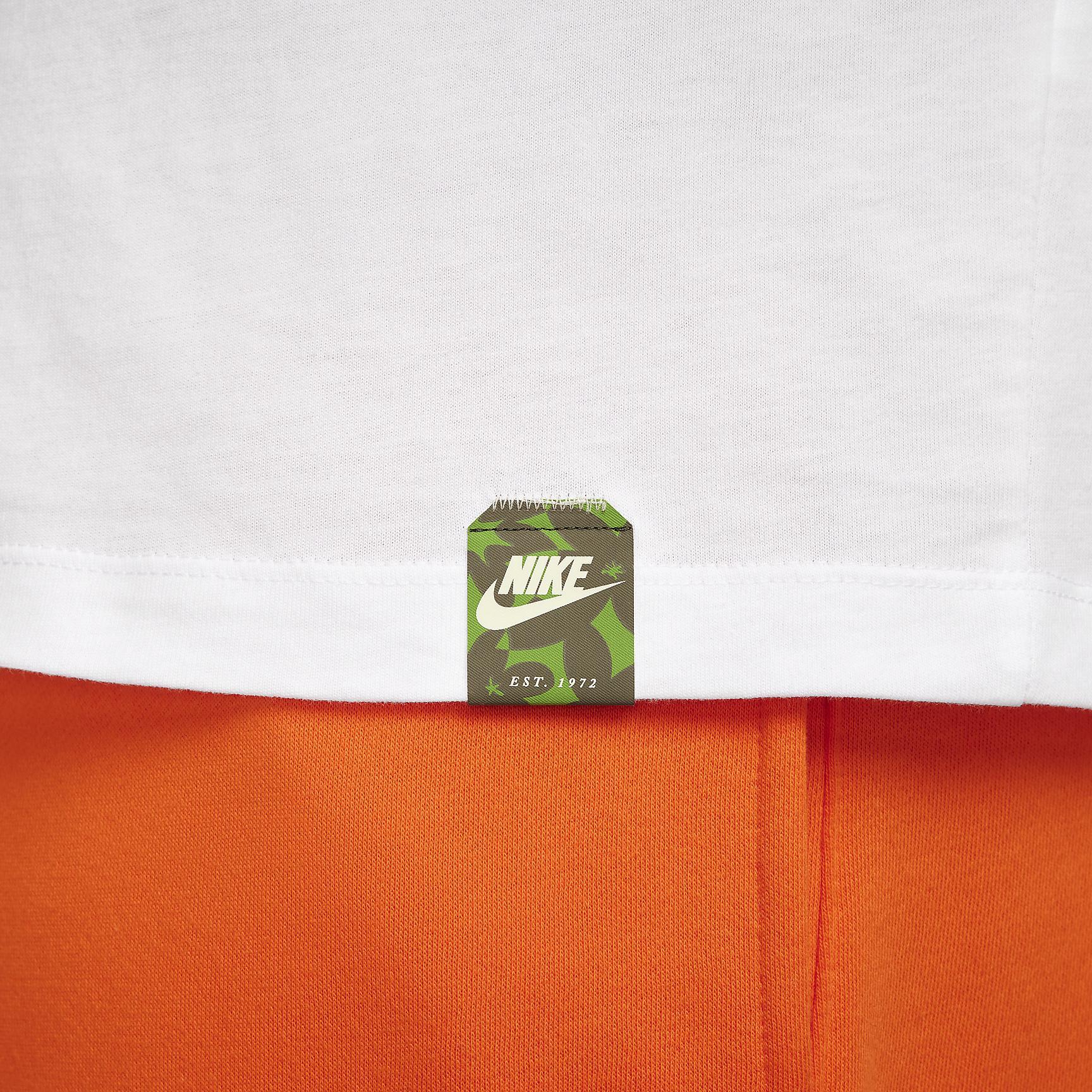 Nike Sportswear Club Long-Sleeve T-Shirt Product Image